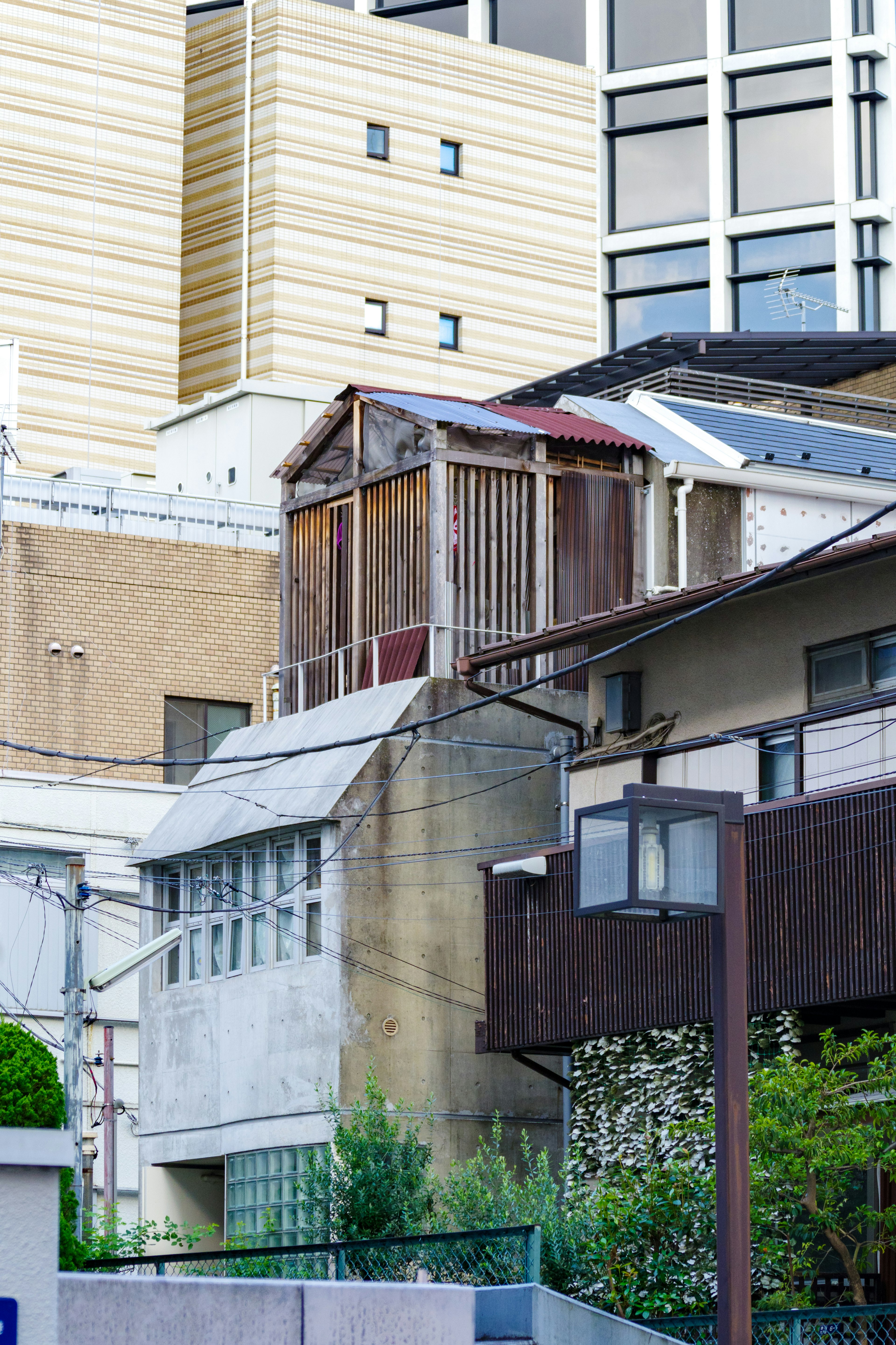 城市景观展示不同建筑风格的混合，包含古老木屋和现代摩天大楼