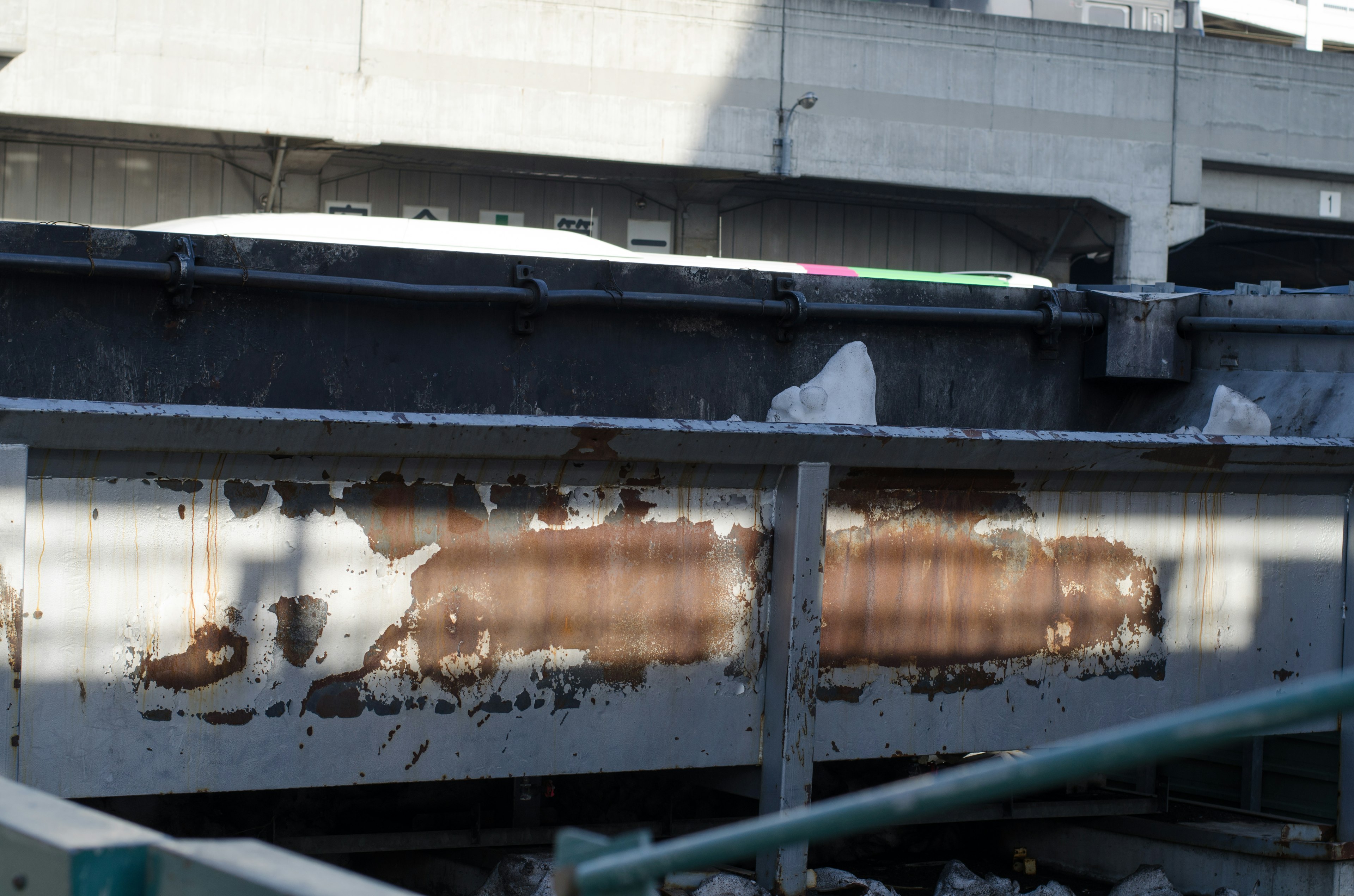 Parete scrostata di un vecchio edificio con strutture circostanti