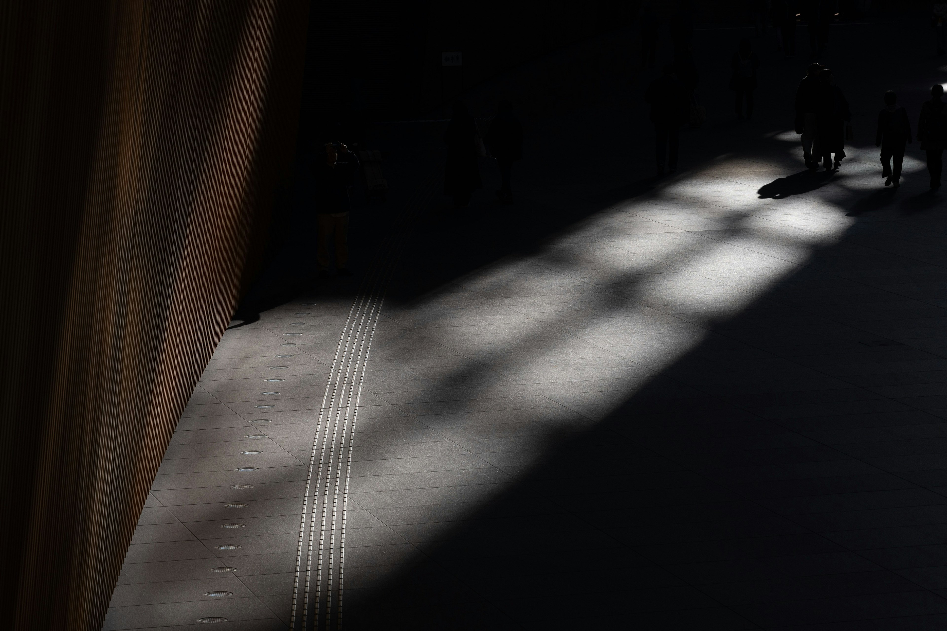Contraste de luz y sombra en un entorno urbano