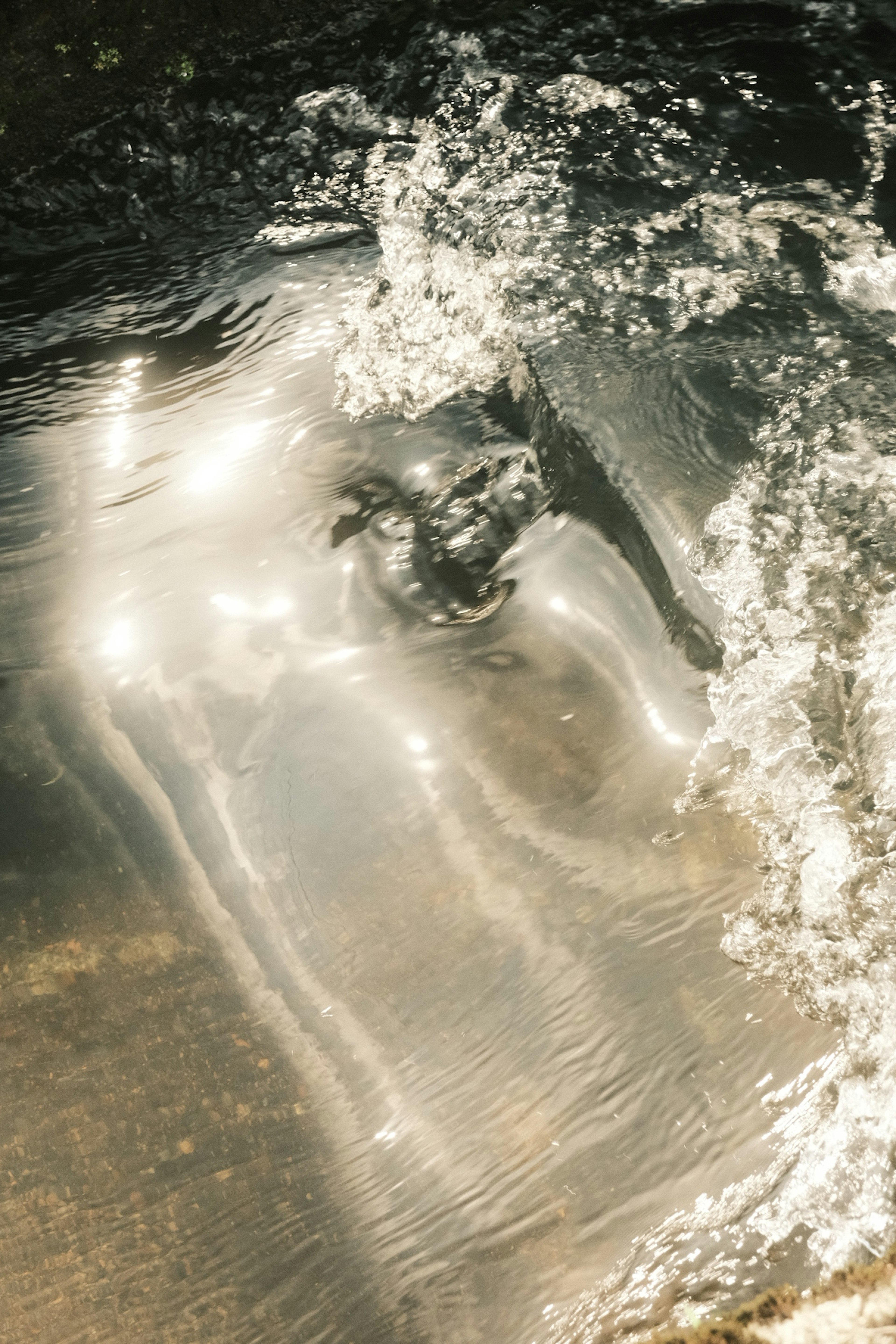 Image de la surface de l'eau avec des reflets et des ondulations