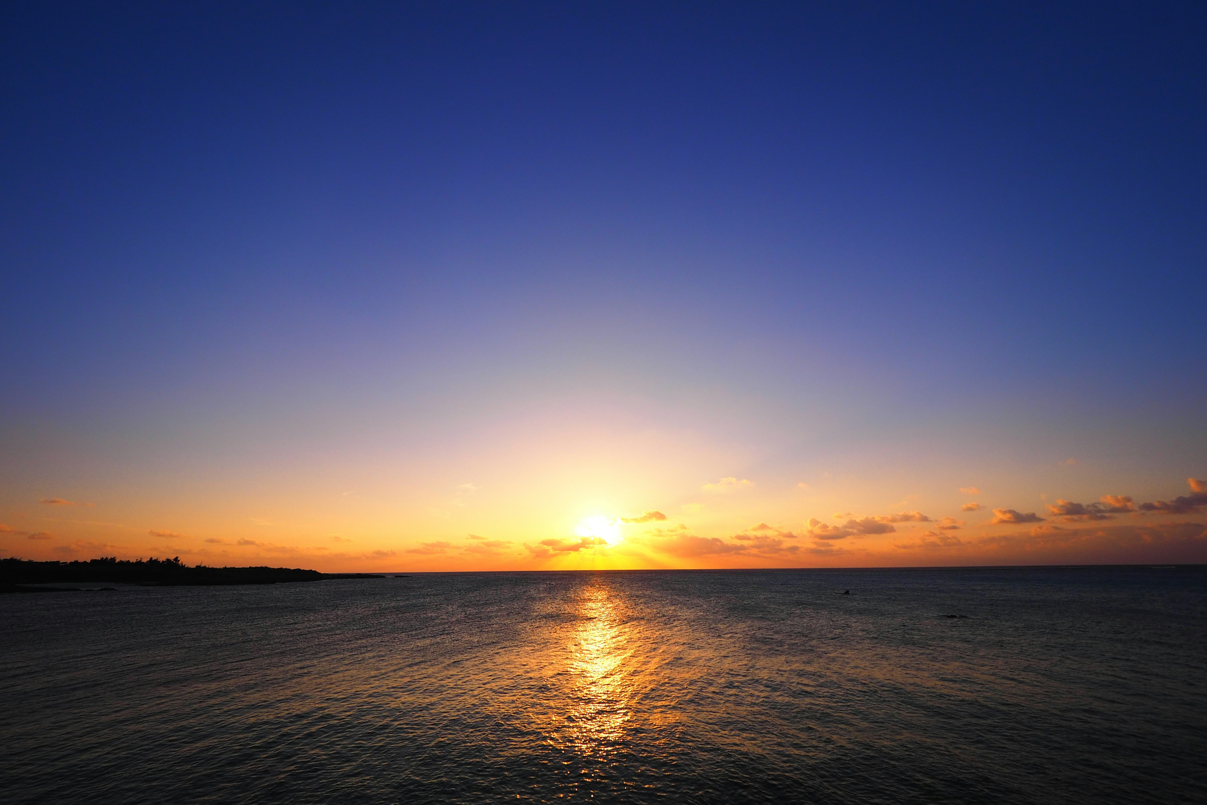 Magnifique coucher de soleil sur l'horizon océanique