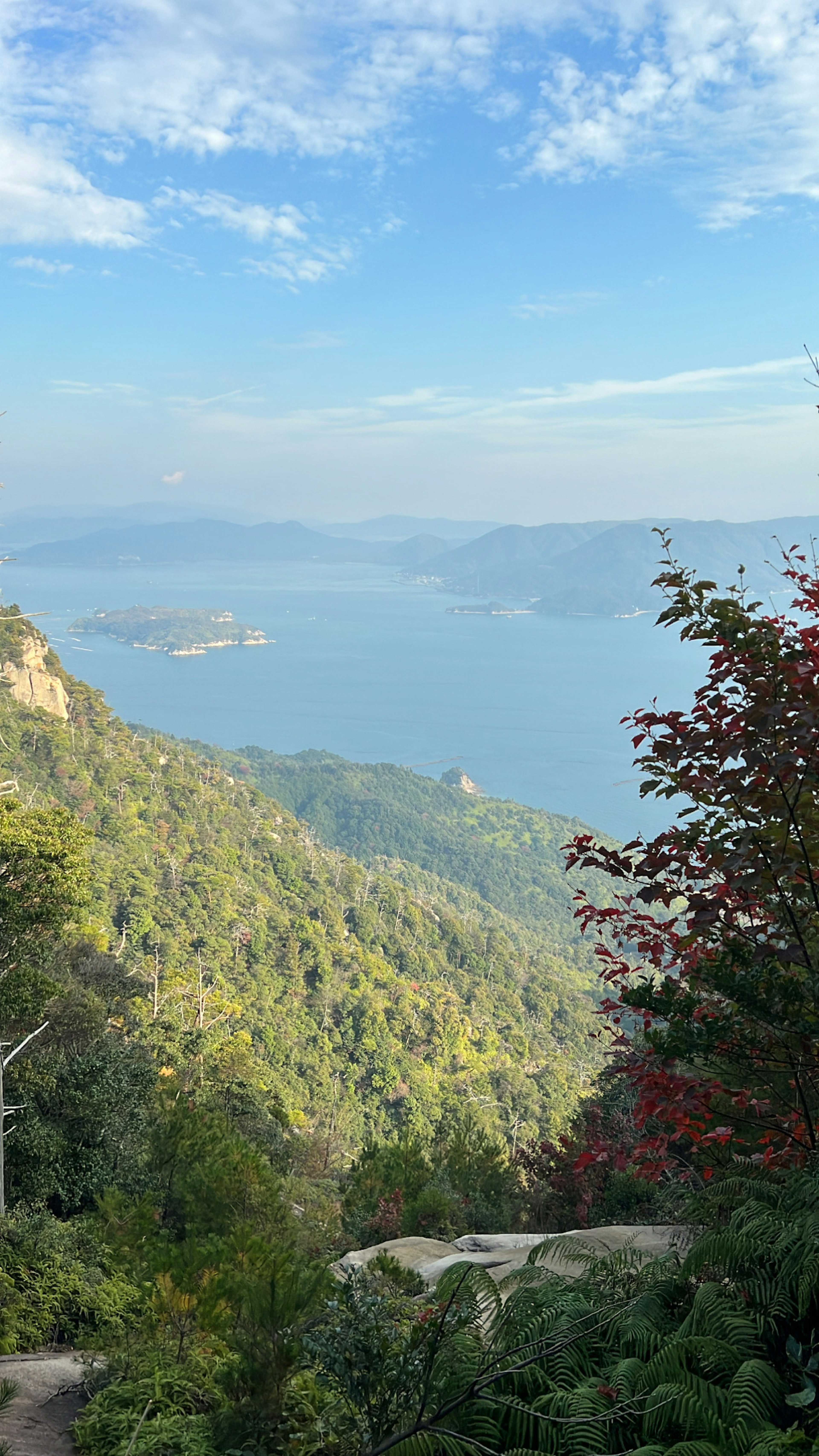 山々と湖の美しい風景 青空と雲が広がる