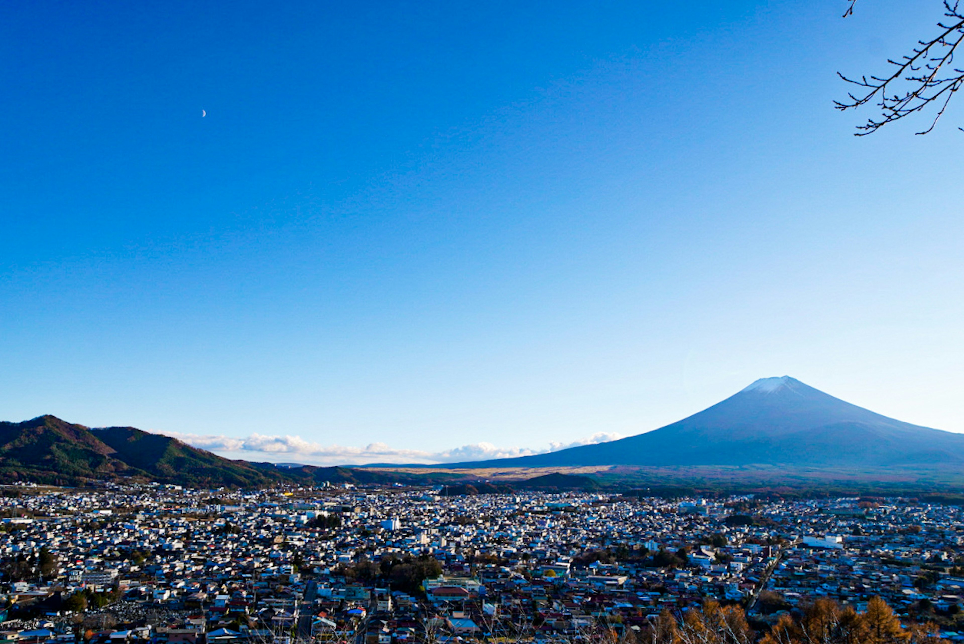 Pemandangan Gunung Fuji di bawah langit biru cerah dengan lanskap kota