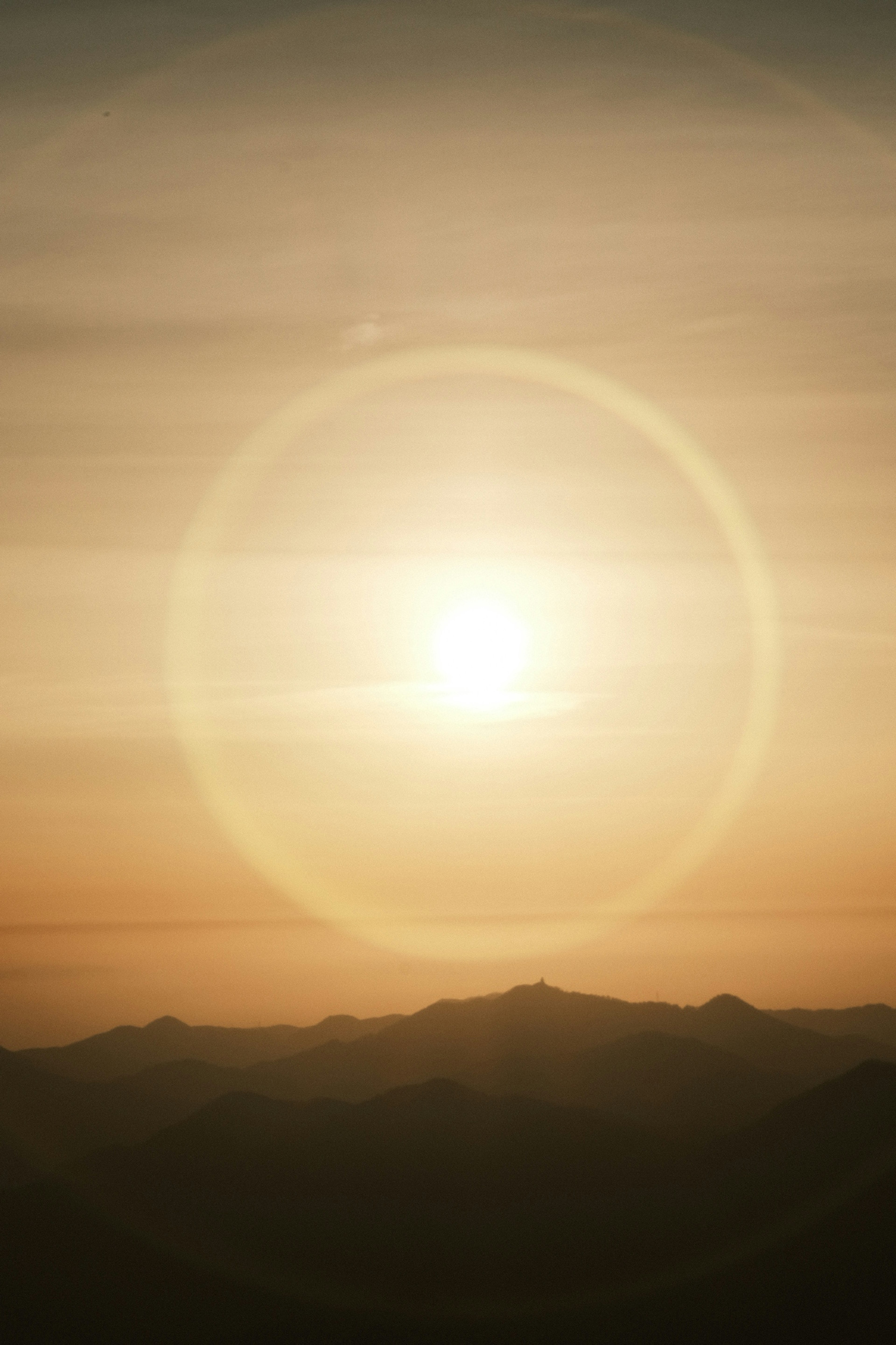 Bellissimo tramonto sulle montagne con un alone luminoso