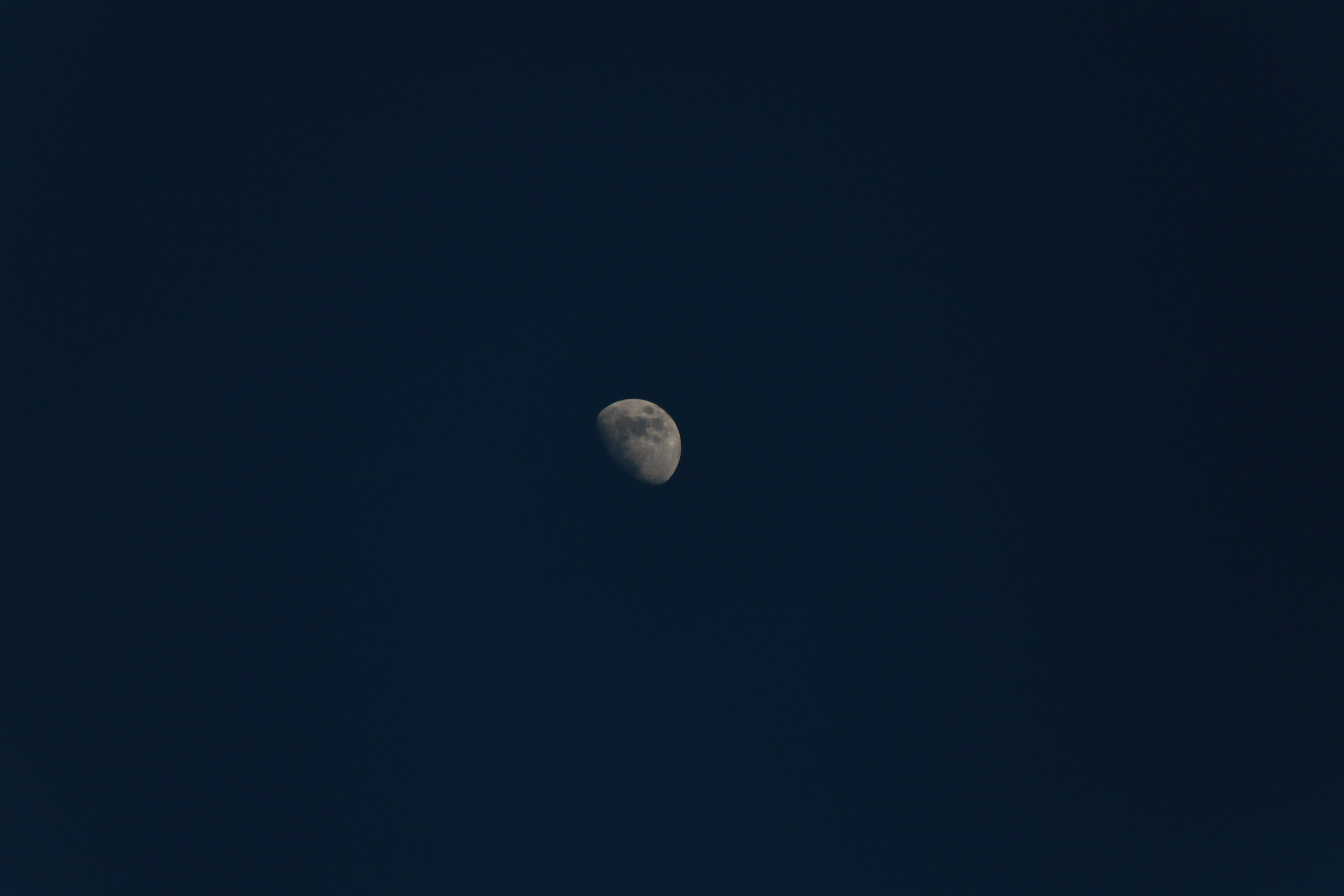 Une belle image d'une lune croissante dans un ciel sombre