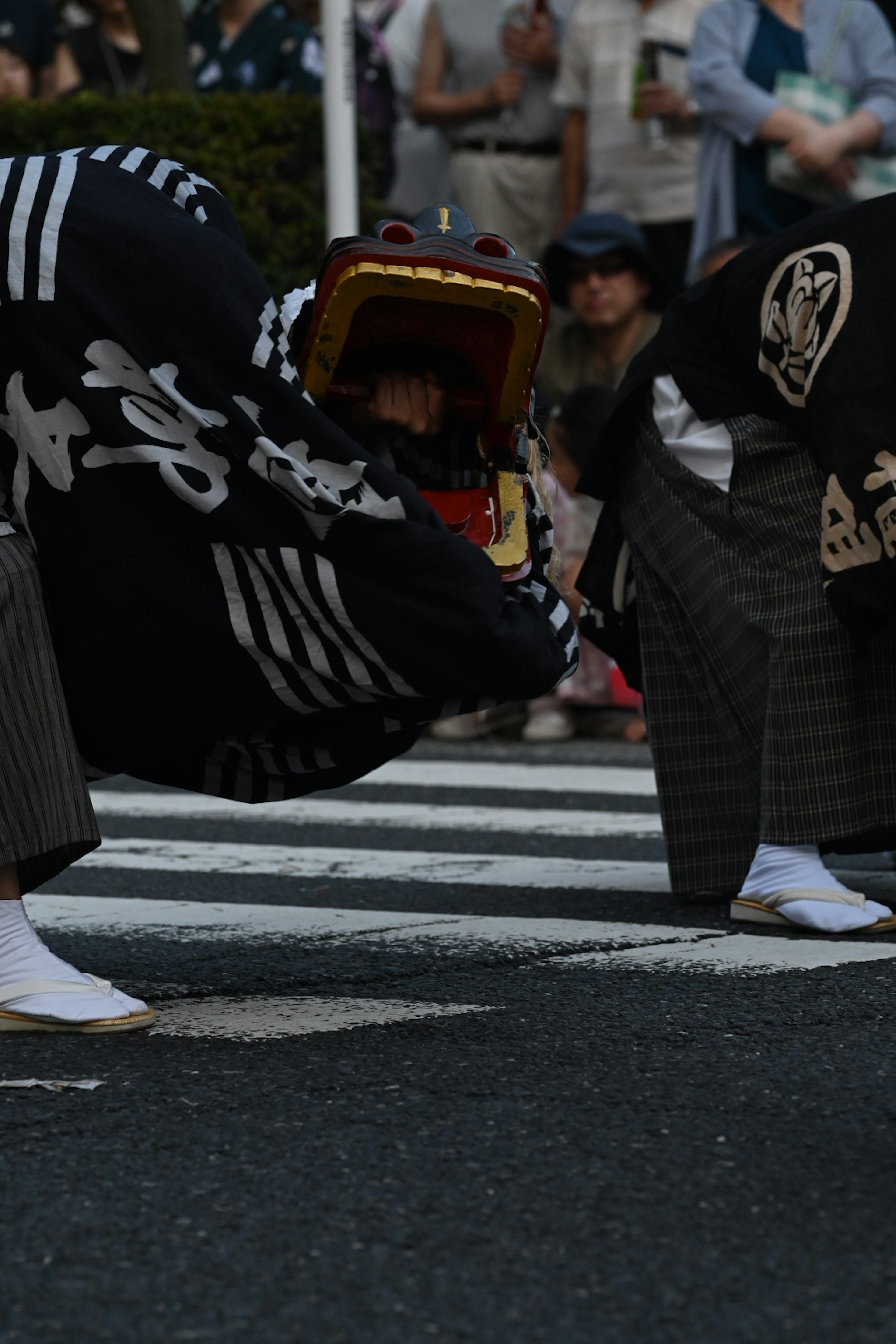 伝統的な祭りで踊る人々の足元と衣装が映るシーン