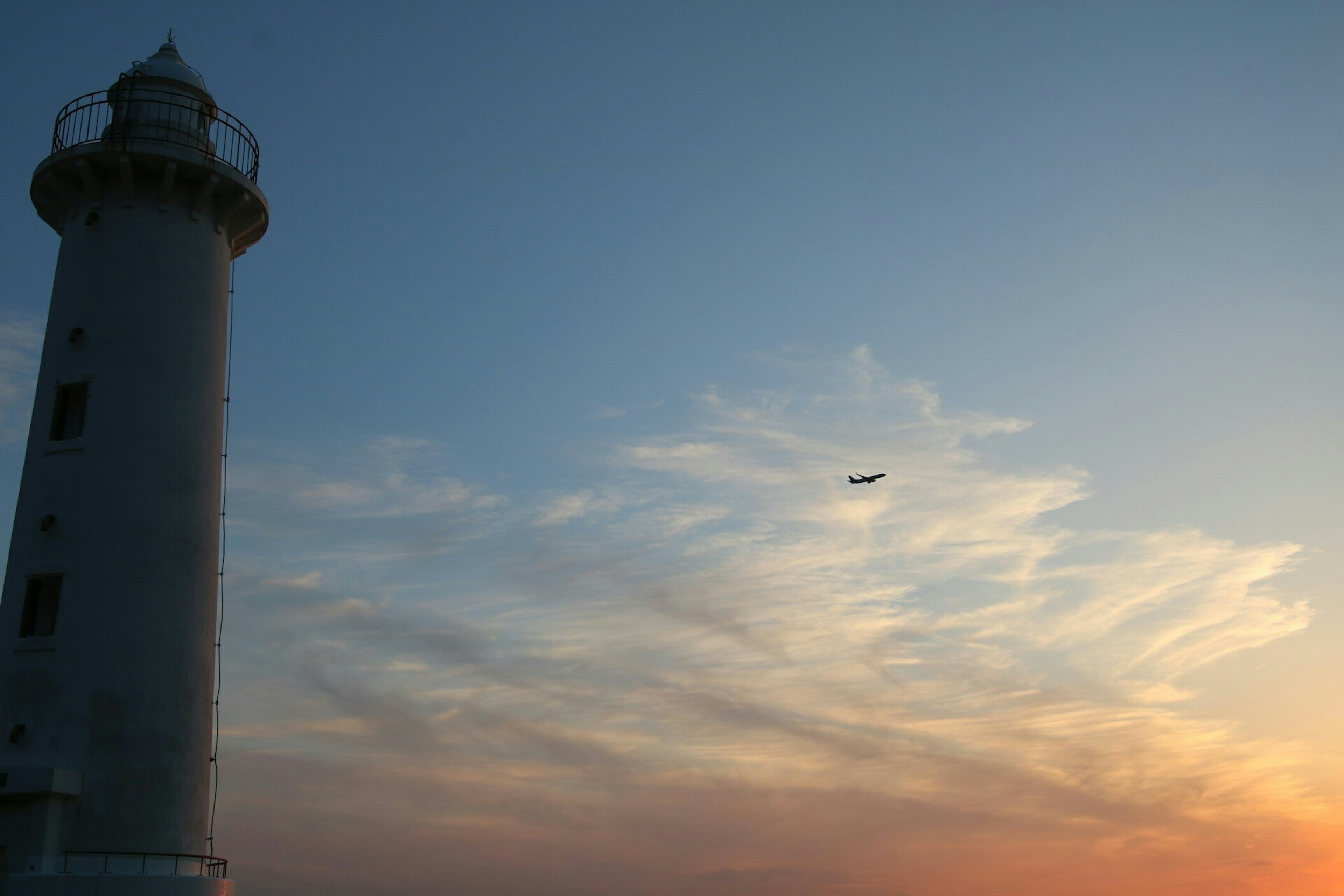 Phare avec un beau ciel au coucher du soleil