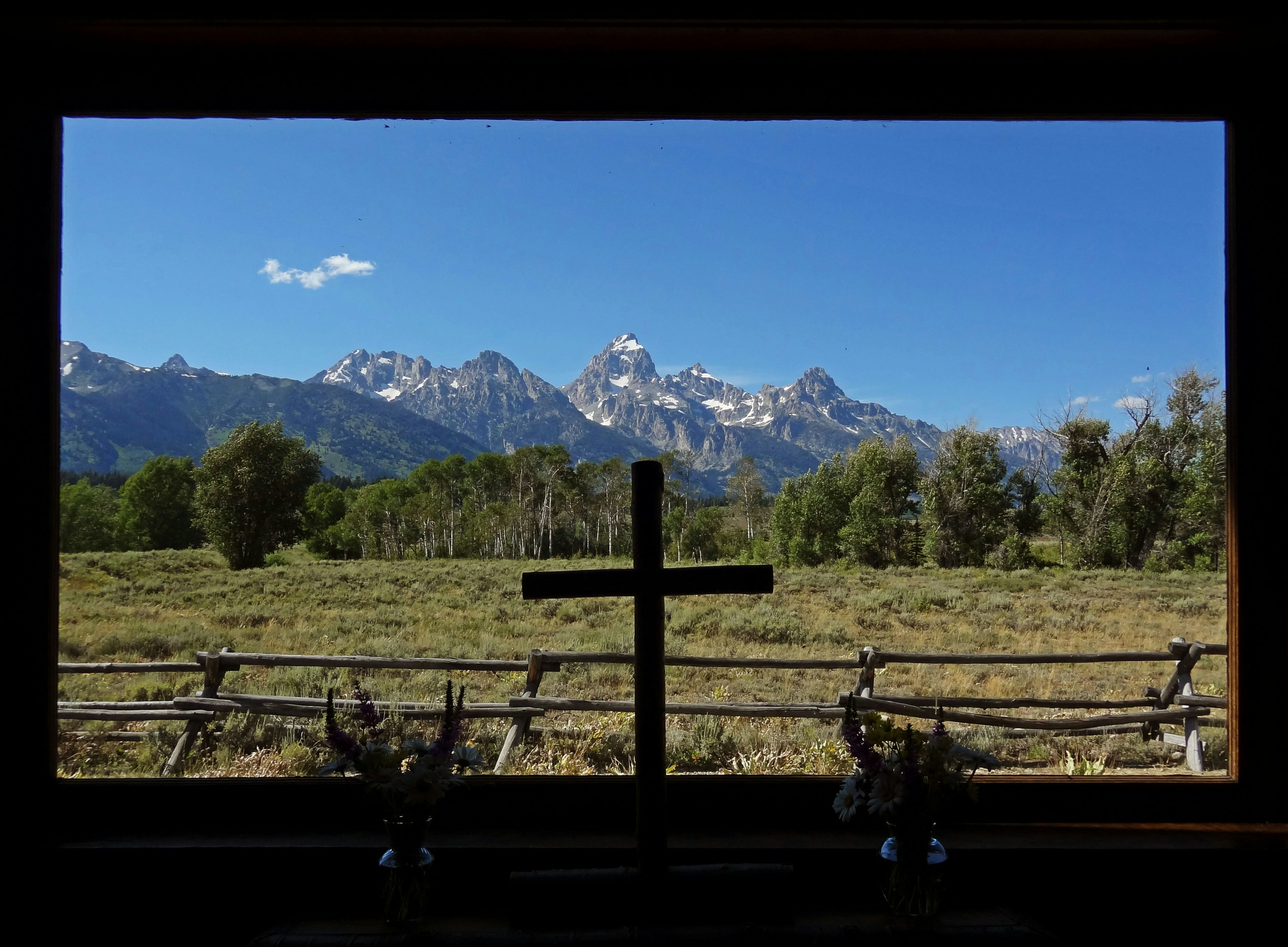 Vue pittoresque avec une croix et des montagnes en arrière-plan