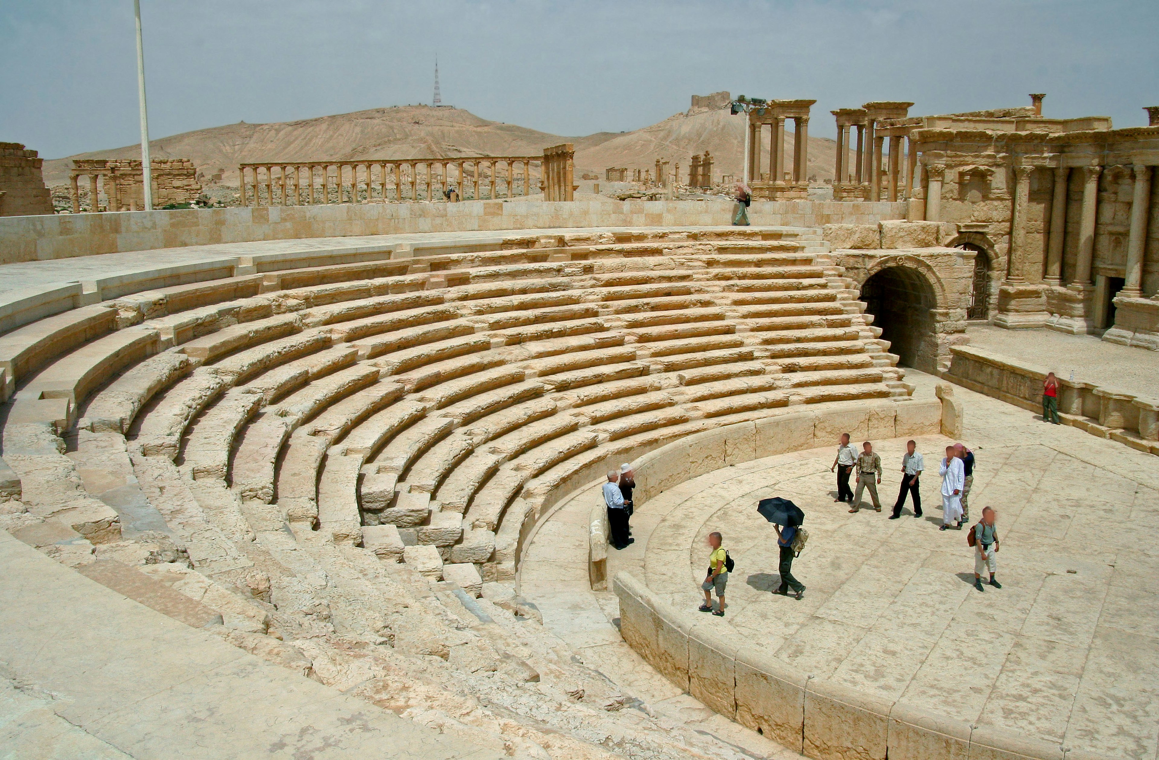 Ruines d'un théâtre romain ancien avec des visiteurs explorant