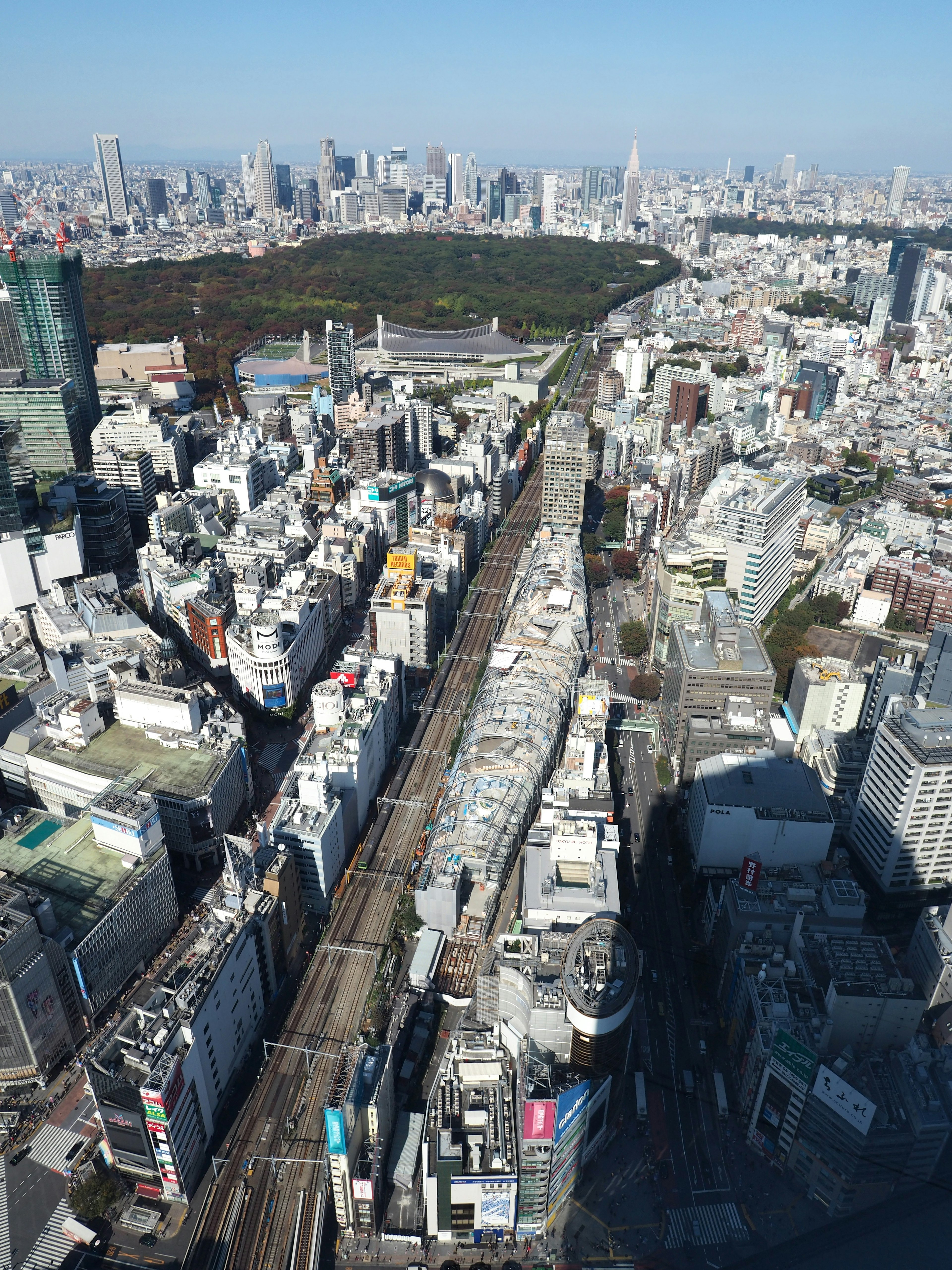 Luftaufnahme von Tokio mit Wolkenkratzern und einem Park