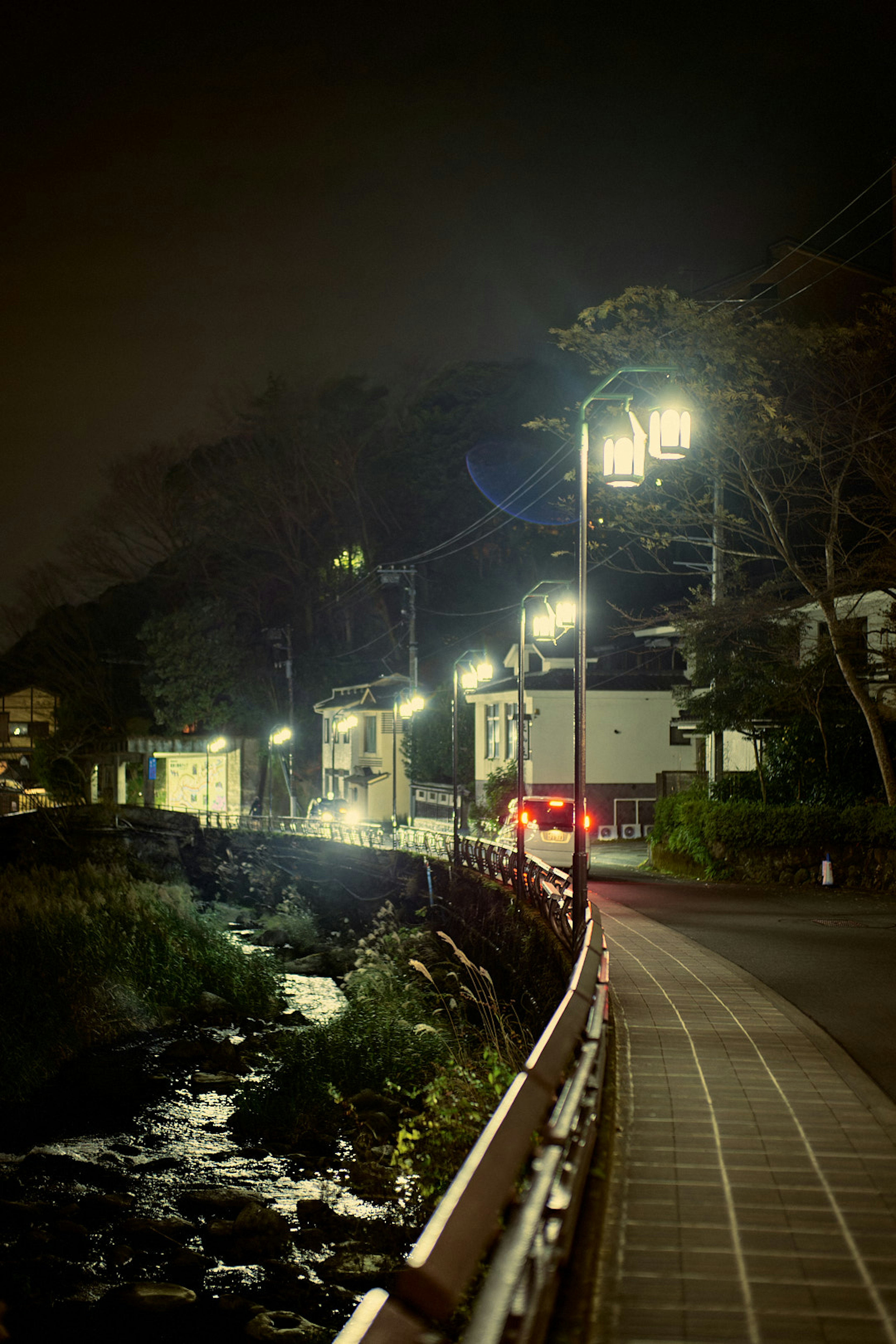 夜晚安靜的河邊小路和照亮的房屋