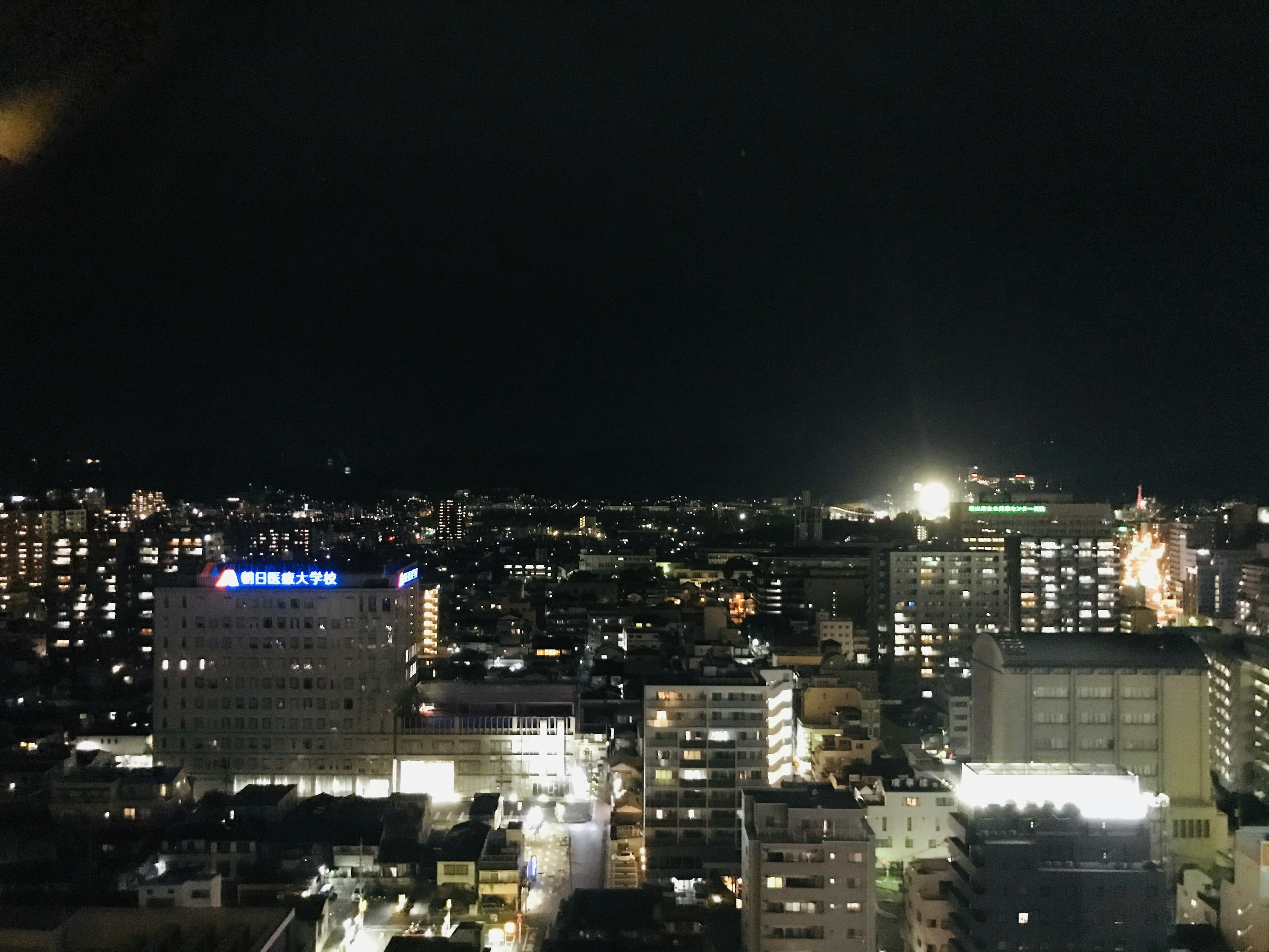 Paisaje urbano nocturno con edificios iluminados y cielo estrellado