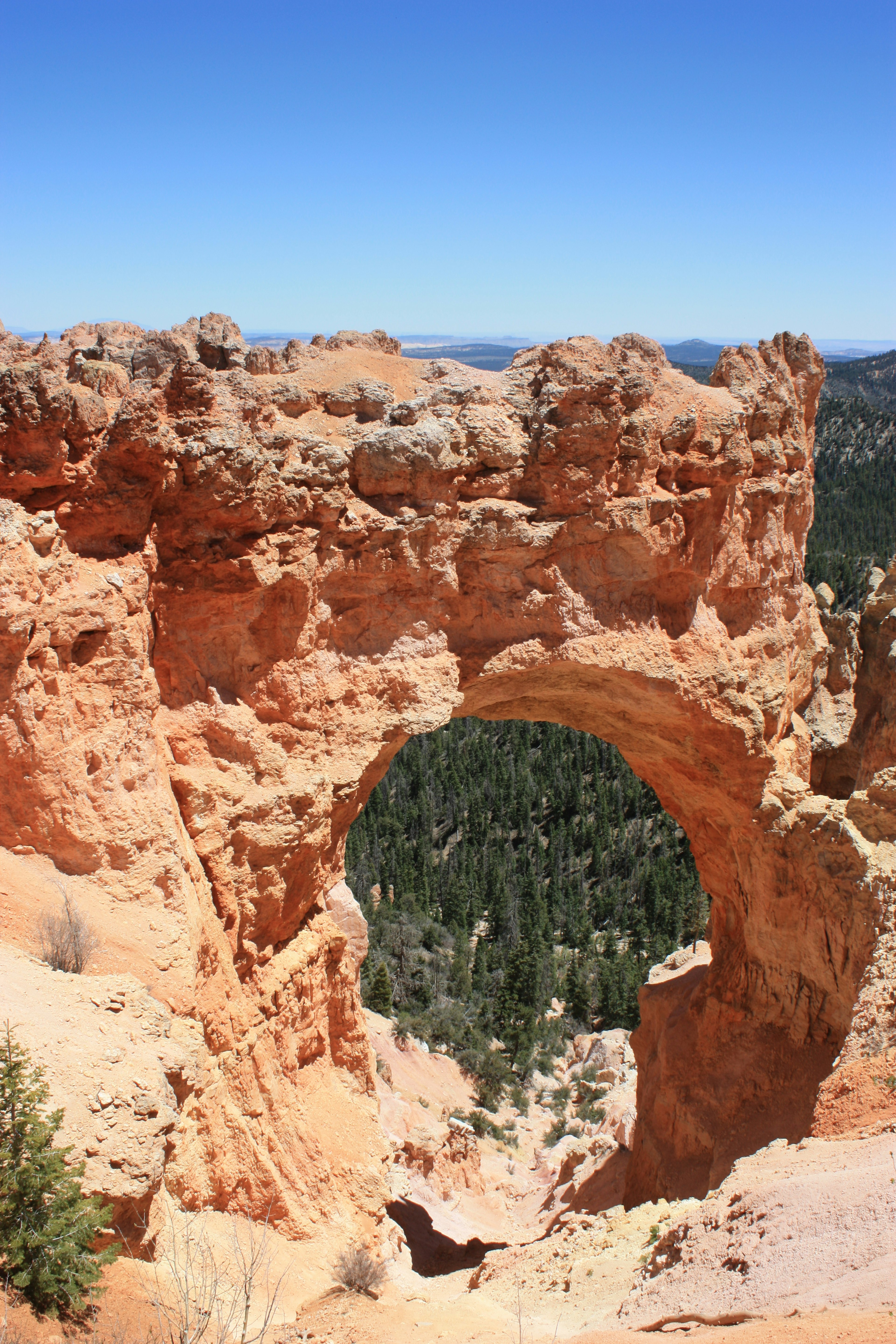 โครงสร้างหินรูปโค้งใน Bryce Canyon ใต้ท้องฟ้าสีฟ้าสดใส