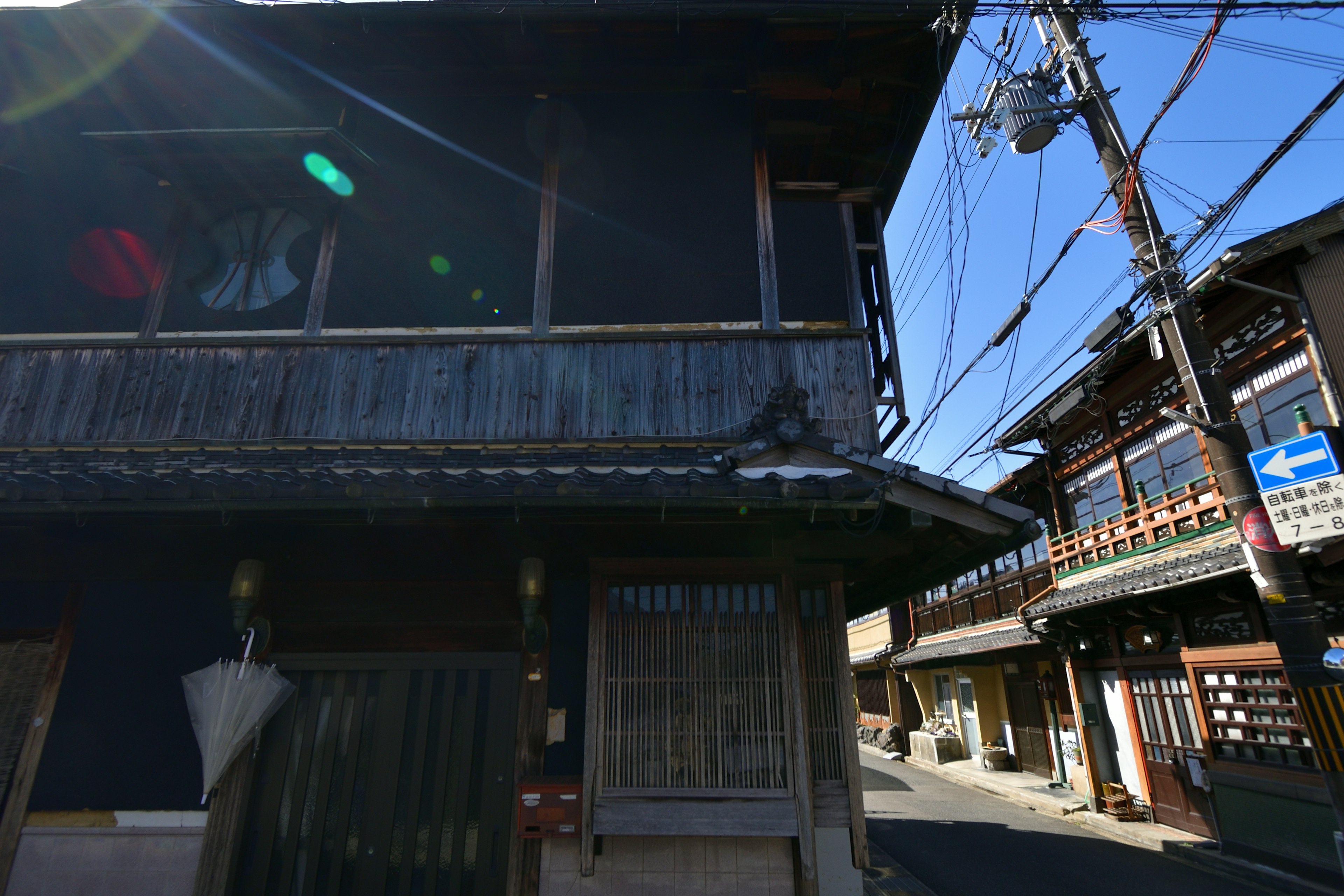 伝統的な日本の建物が並ぶ街角の風景