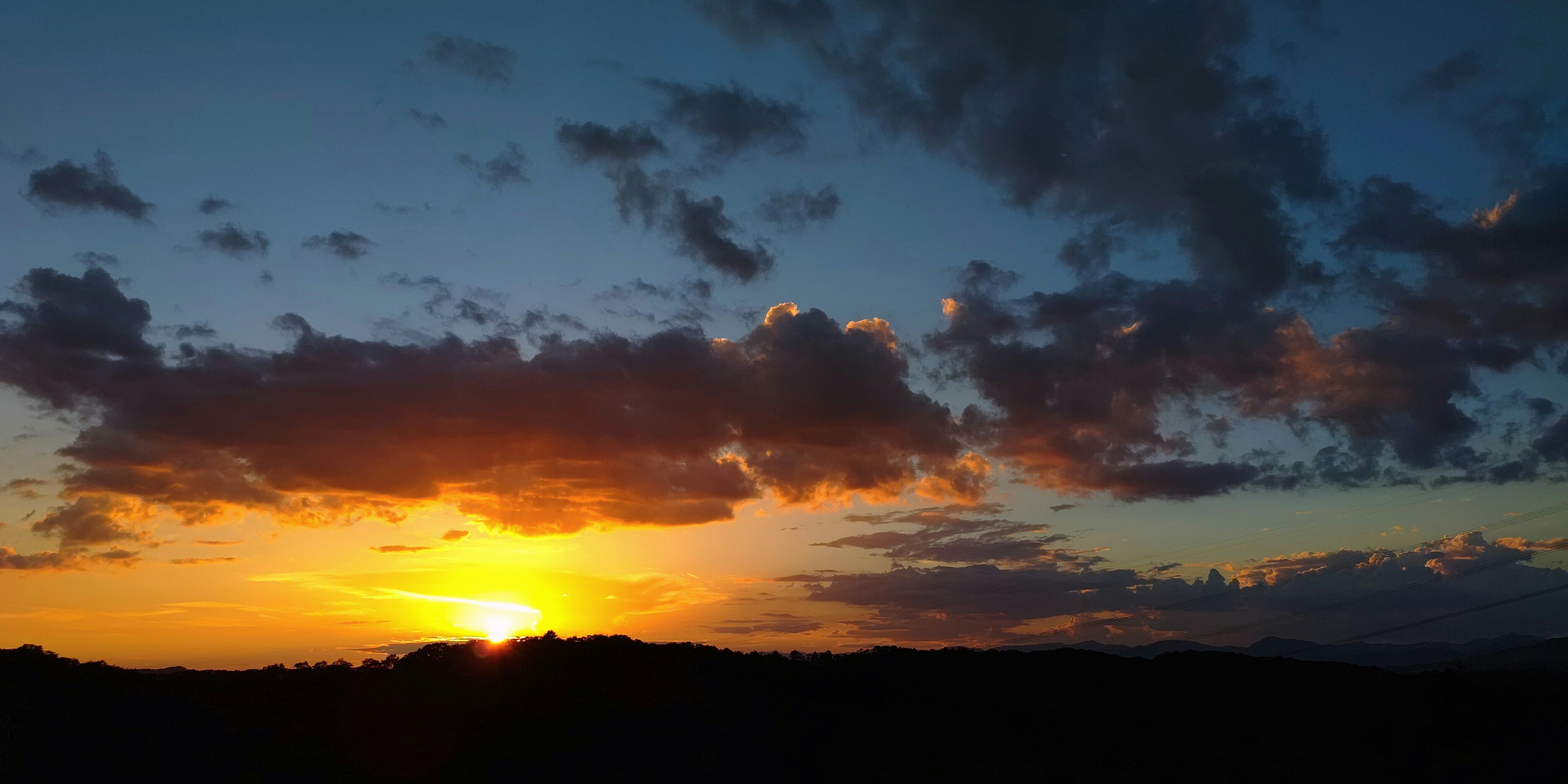 Coucher de soleil magnifique avec des couleurs vives et des nuages dans le ciel