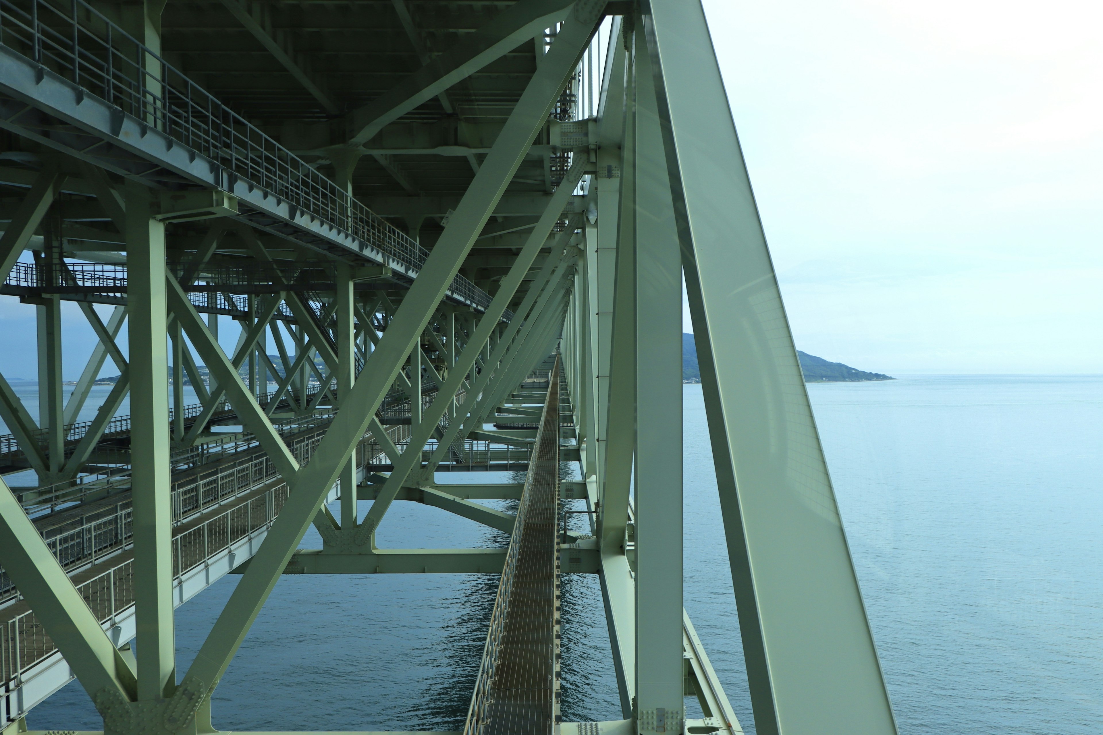 Blick auf eine Brückenstruktur über dem Meer