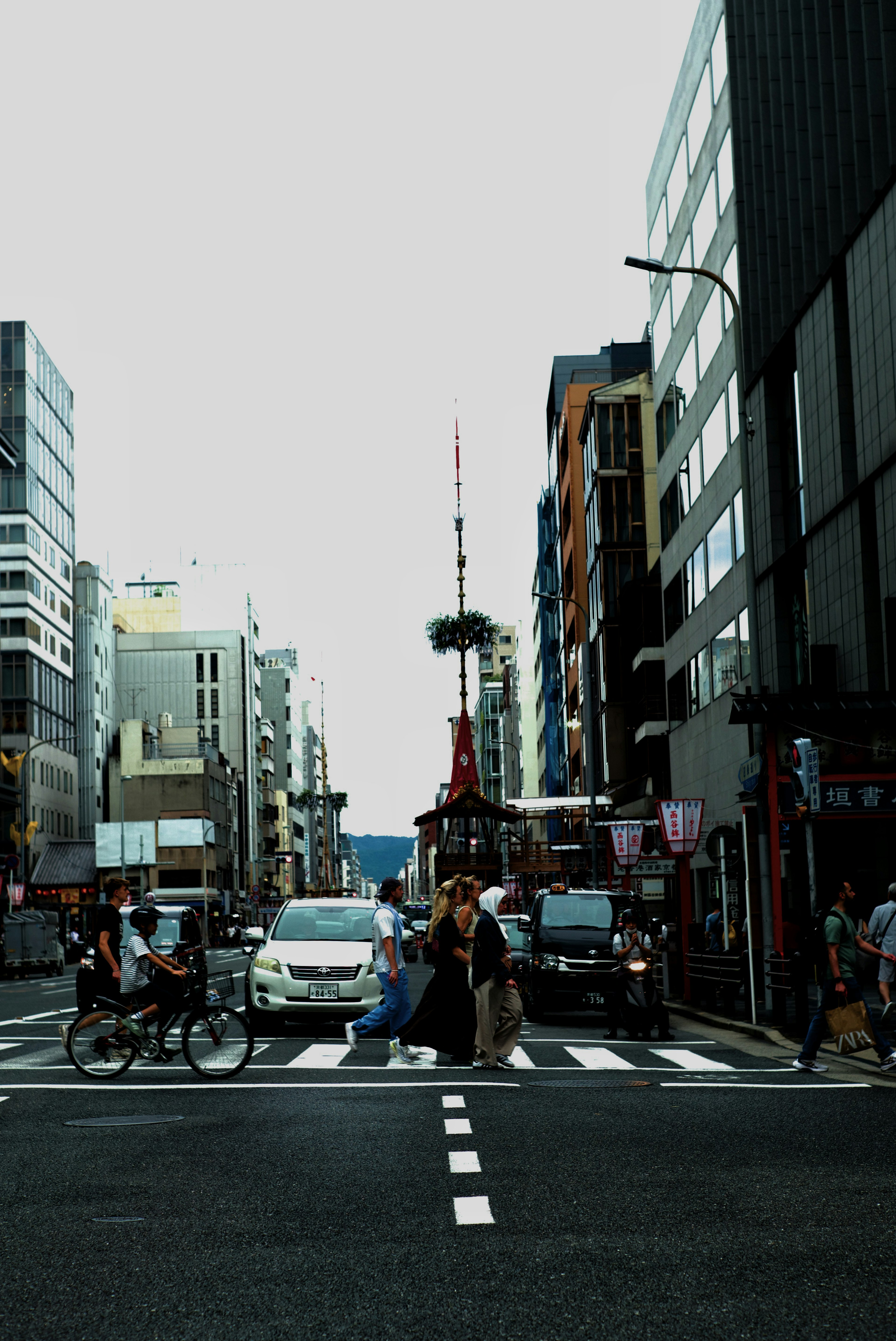 Intersección urbana con coches y peatones