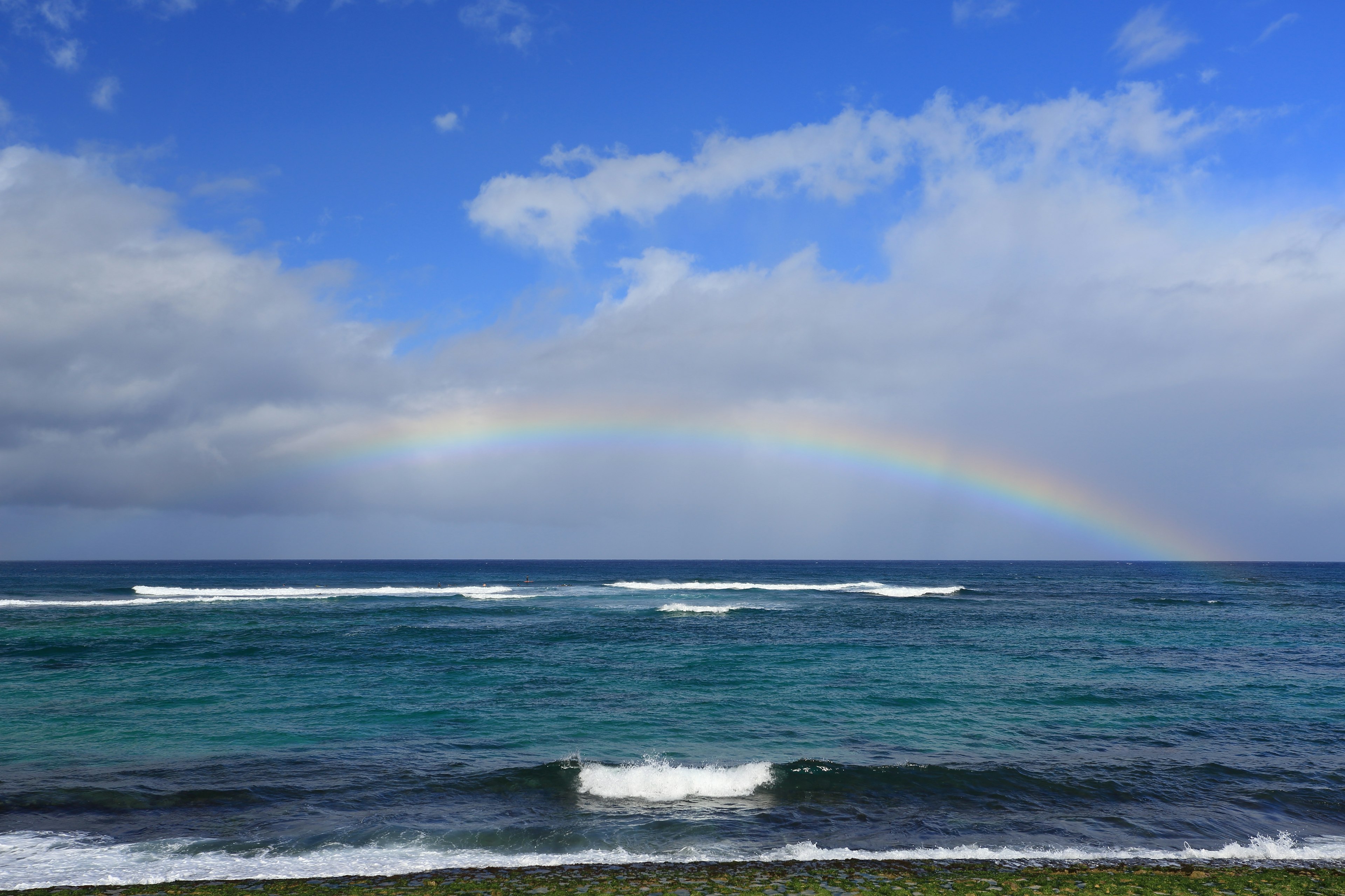 Beau paysage avec océan bleu et un arc-en-ciel dans le ciel