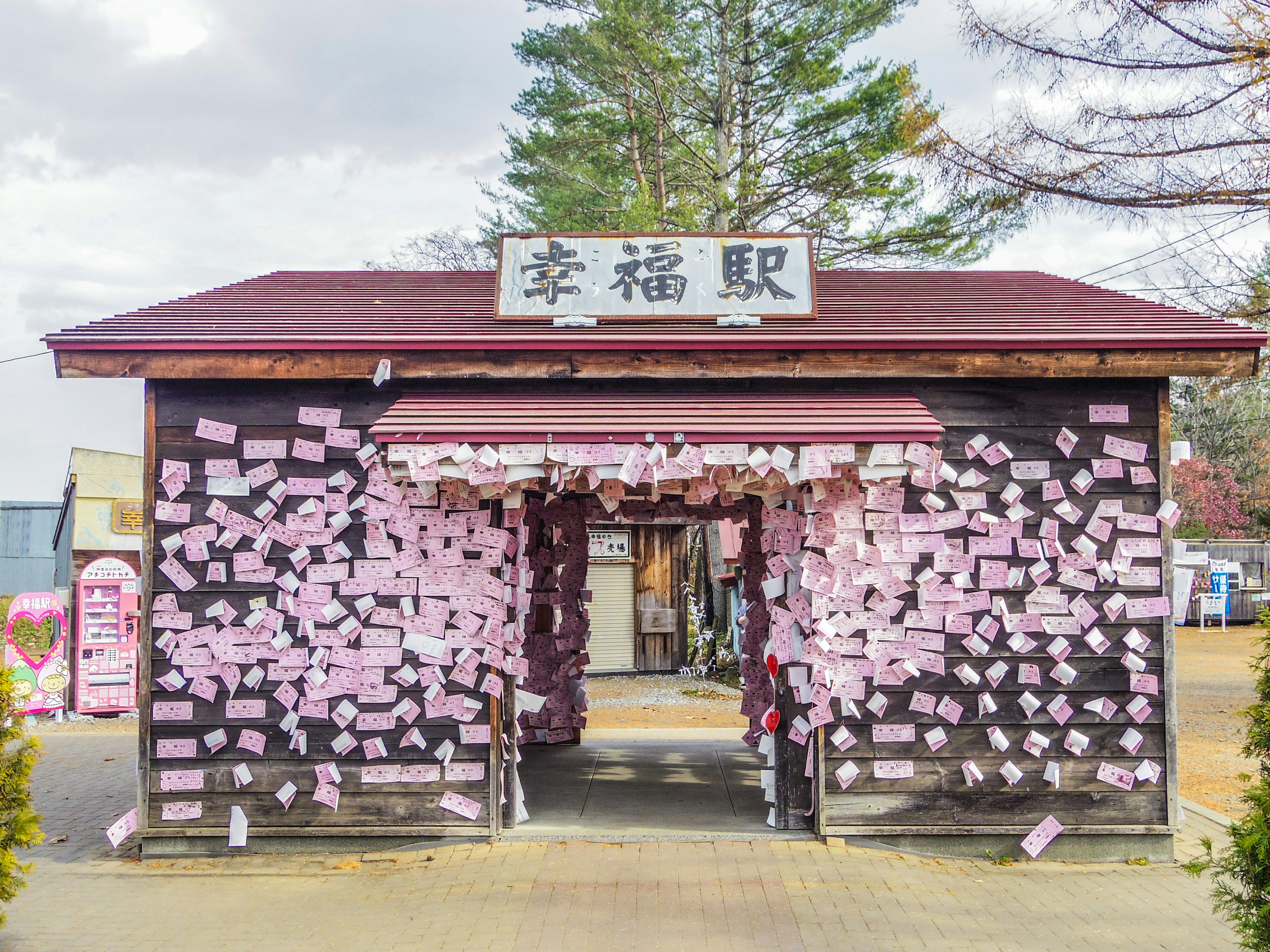 Une petite gare ornée de messages roses couvrant les murs