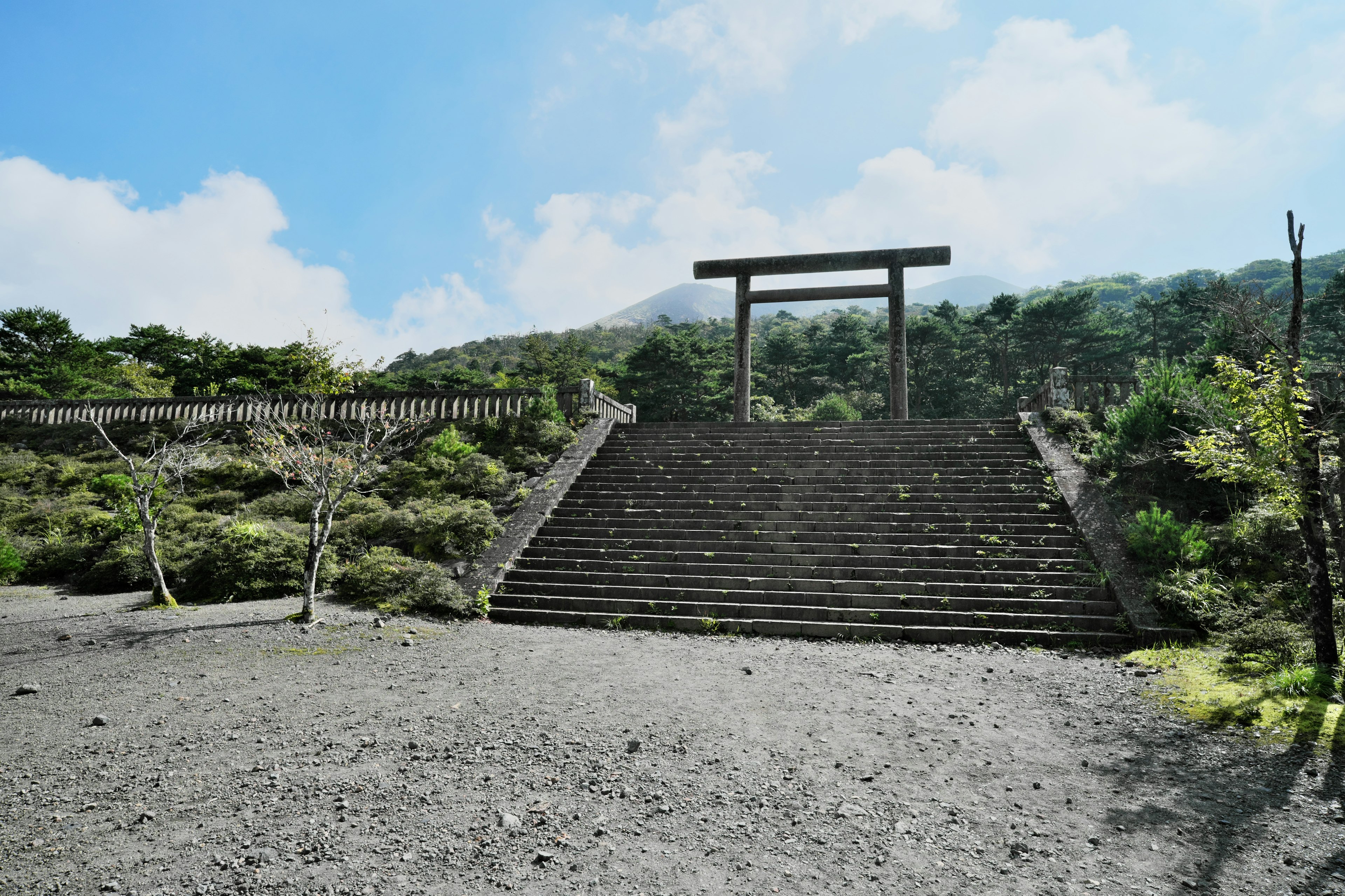 Un paisaje sereno con escaleras que llevan a un torii