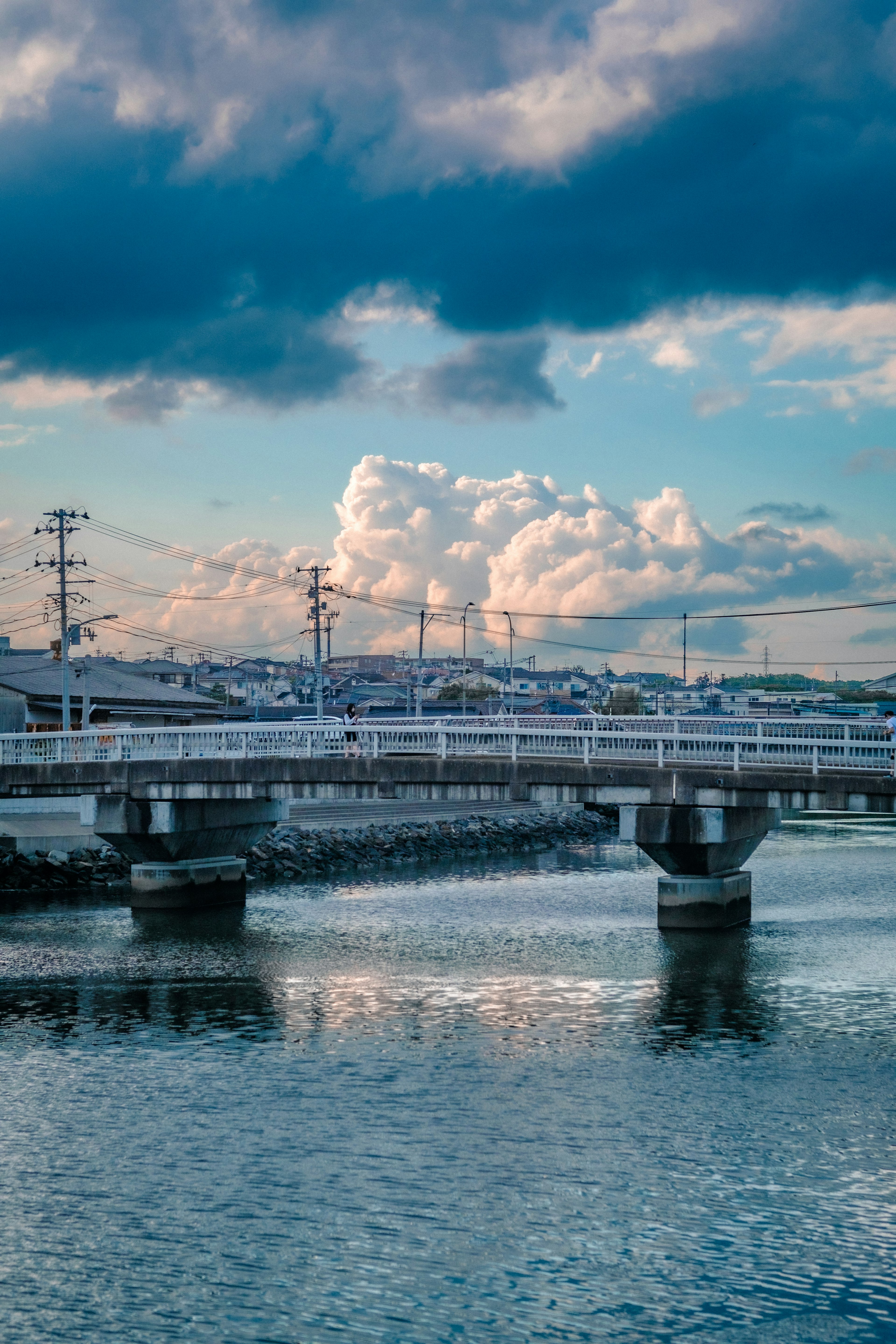 Vue pittoresque d'une rivière et d'un pont avec un ciel bleu et des nuages