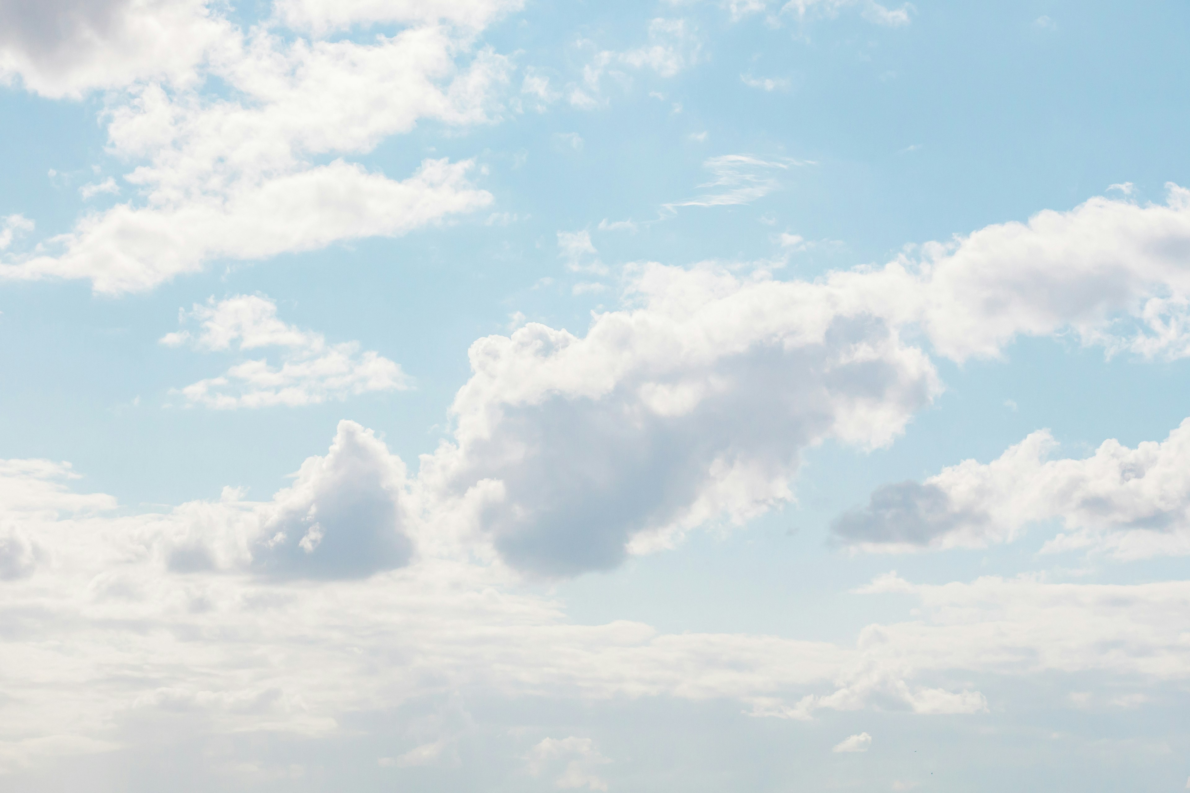 Landschaft mit weißen Wolken, die in einem blauen Himmel schweben