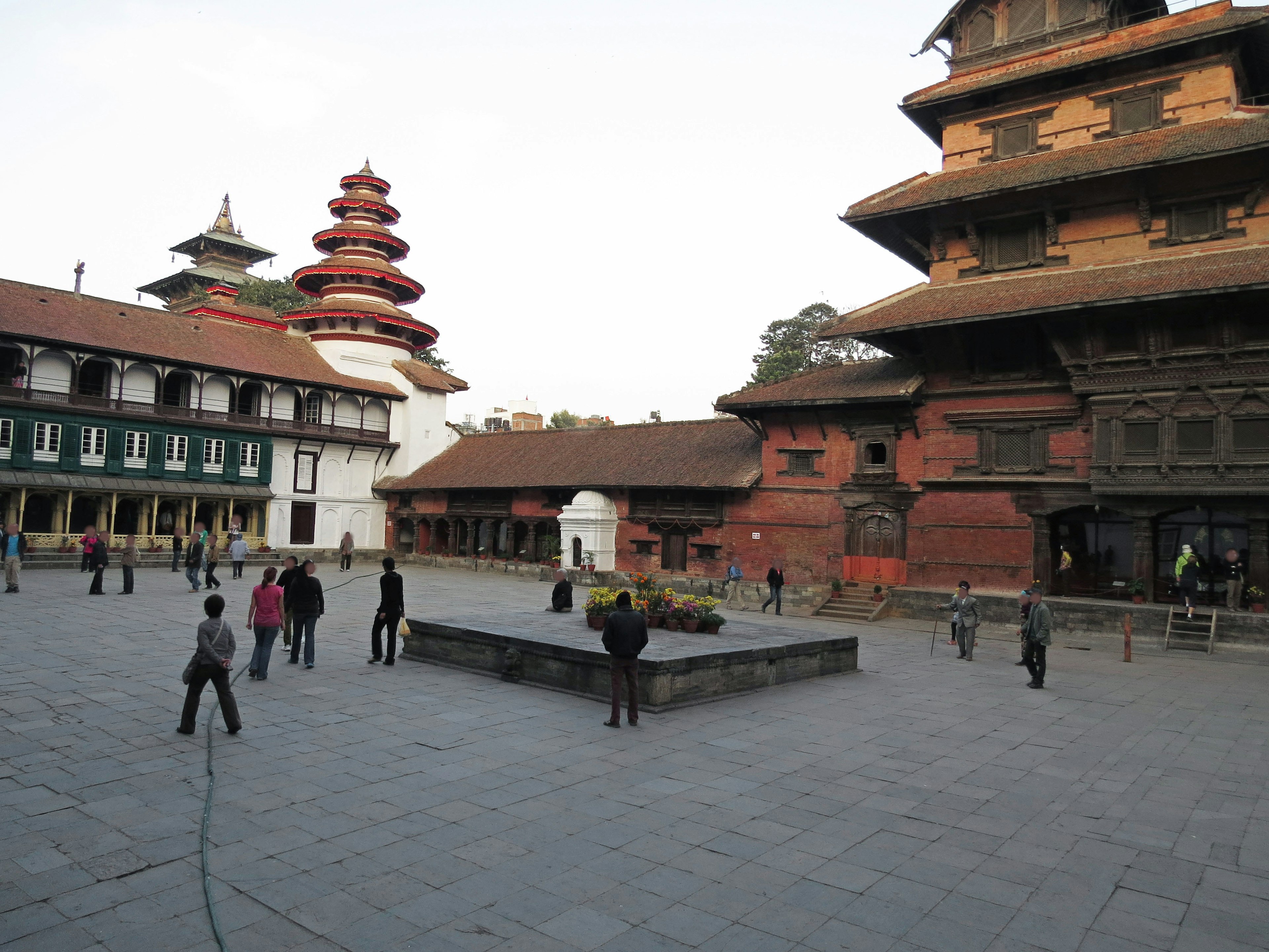 Bangunan bersejarah dan orang-orang di Lapangan Durbar Kathmandu