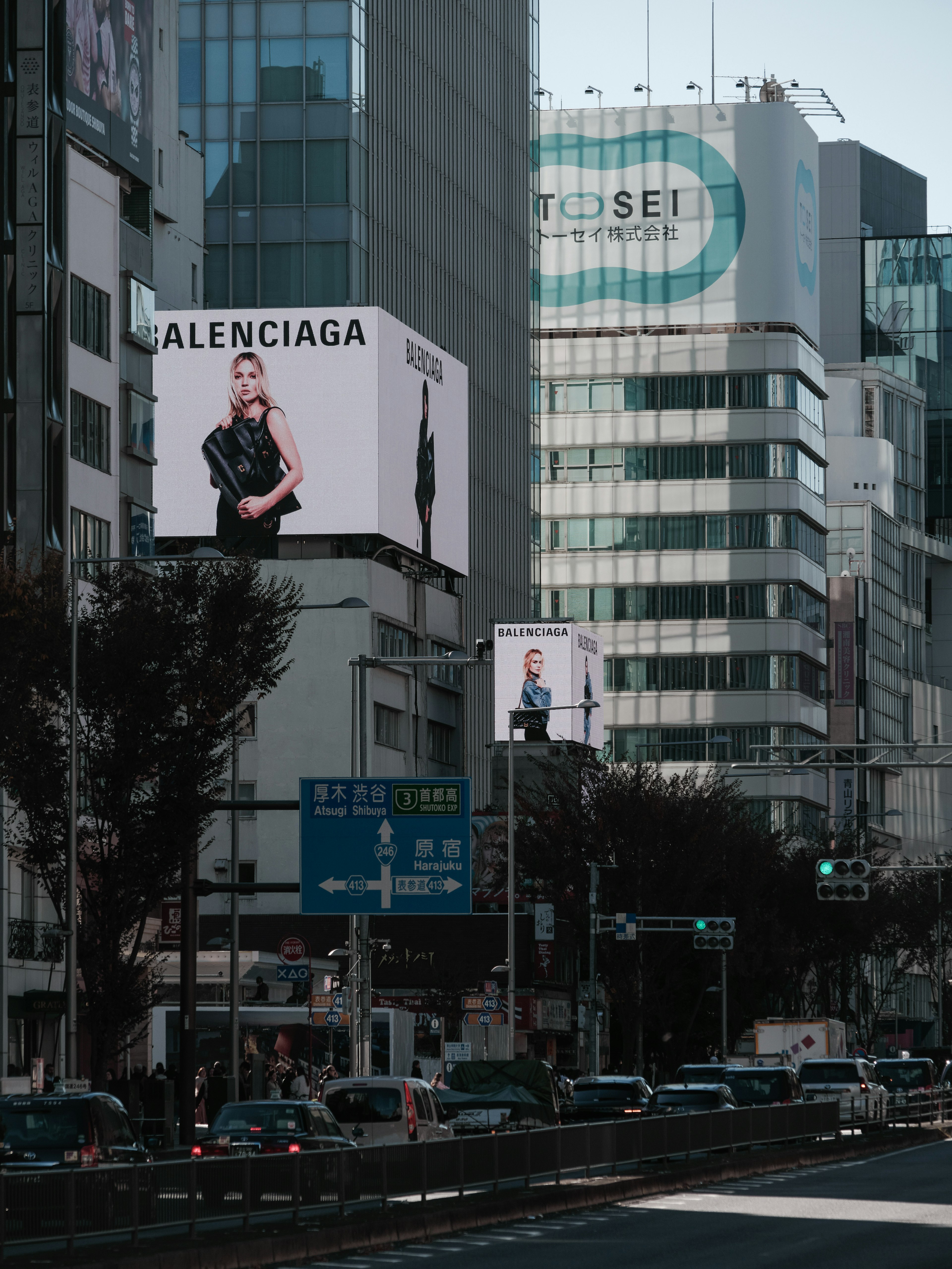 Paesaggio urbano con grandi pubblicità Balenciaga e grattacieli