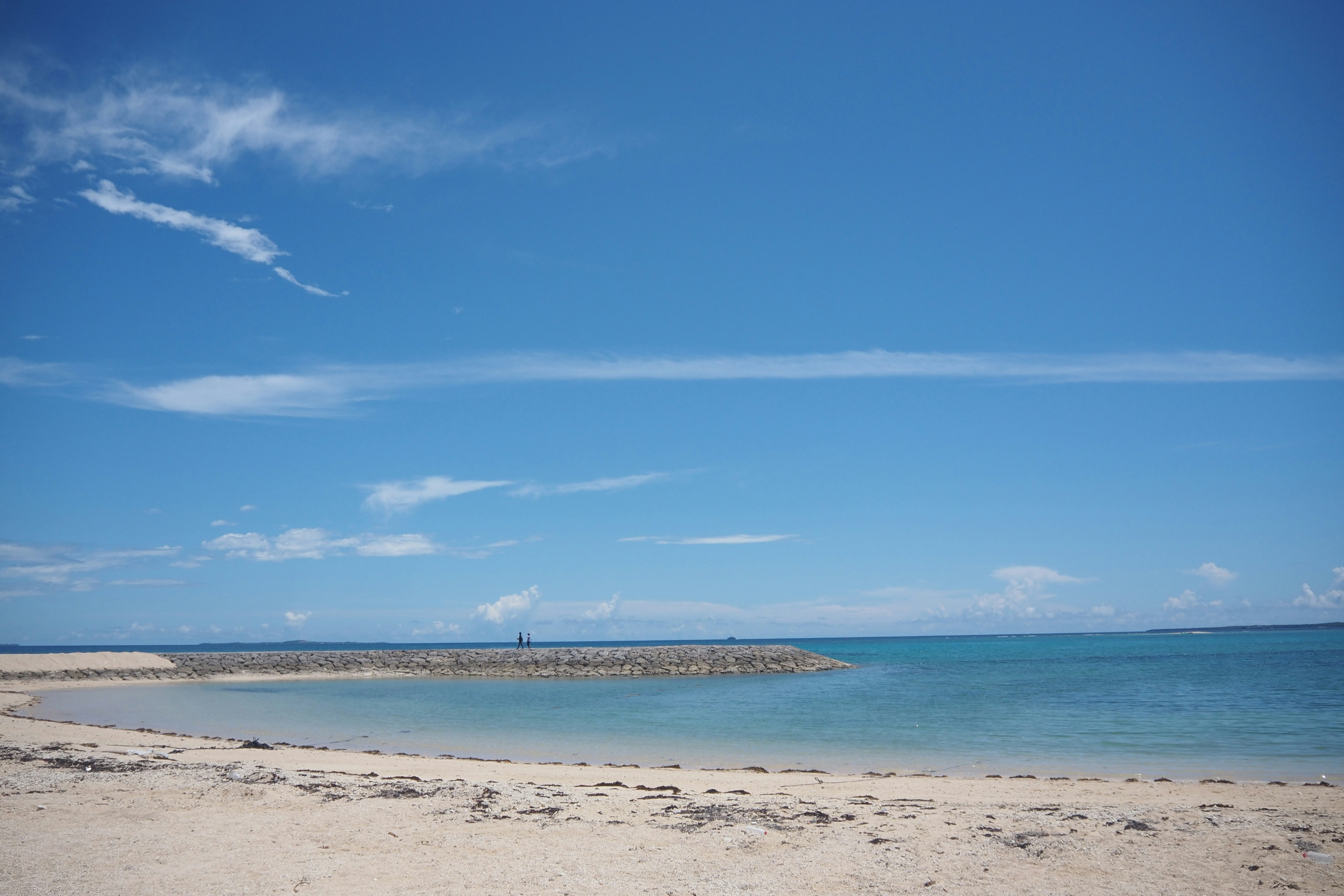 Pemandangan pantai yang indah dengan langit biru dan laut tenang