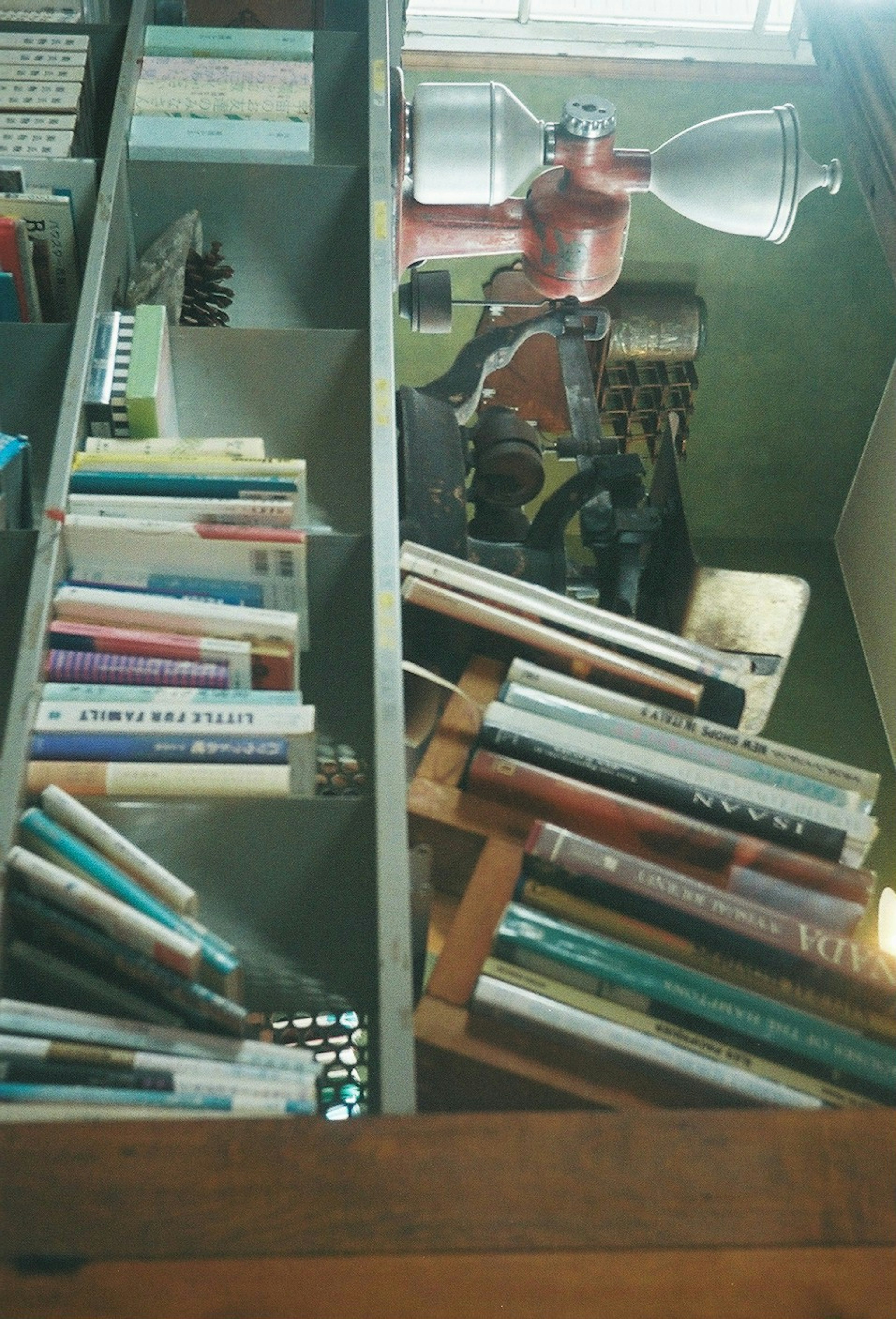 ภายในห้องที่มีชั้นวางหนังสือสีสันสดใสและโคมไฟสีแดง