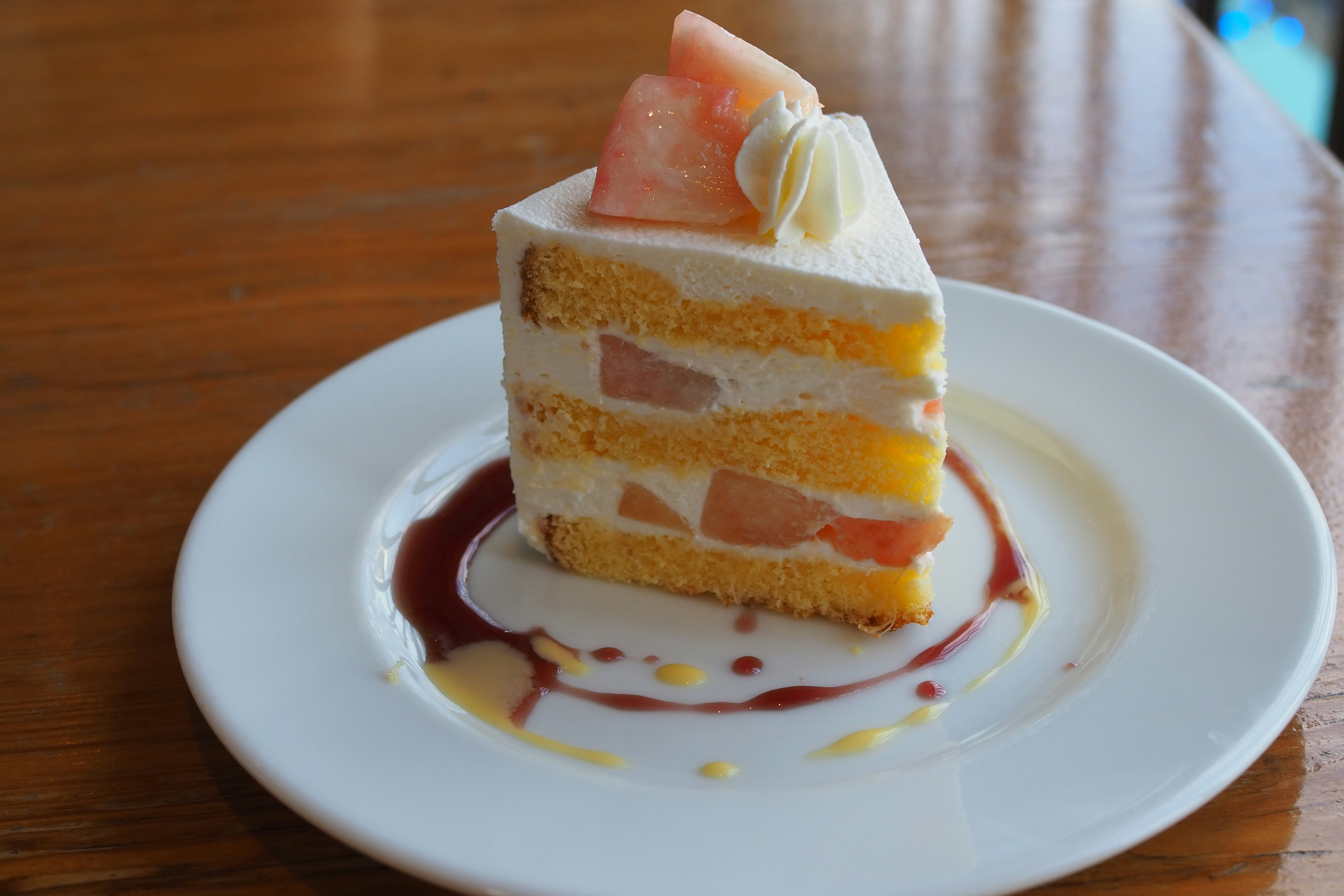 Un pastel de frutas en capas servido en un plato blanco