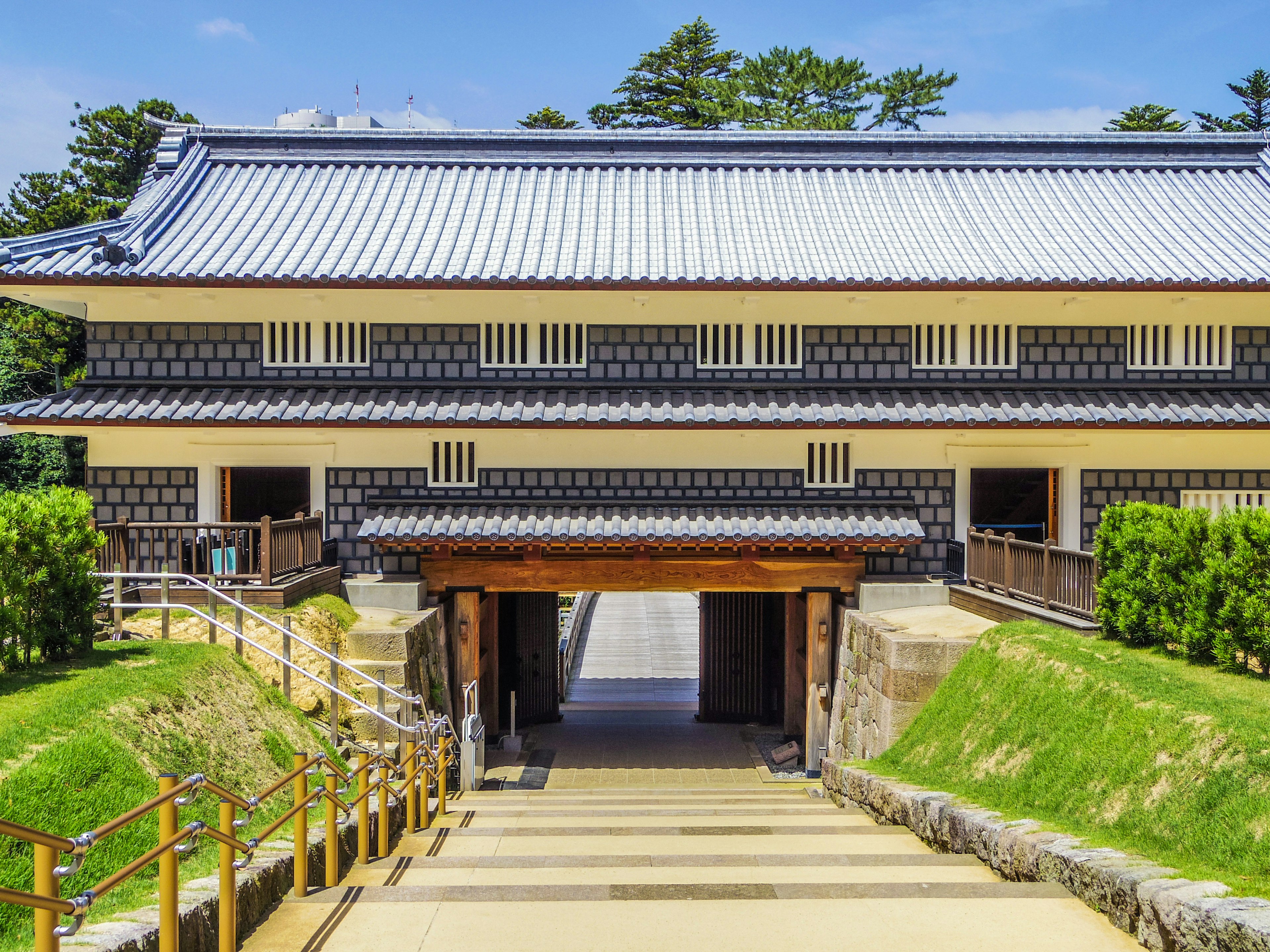 Eingang eines traditionellen japanischen Schlosses mit einem schönen Garten