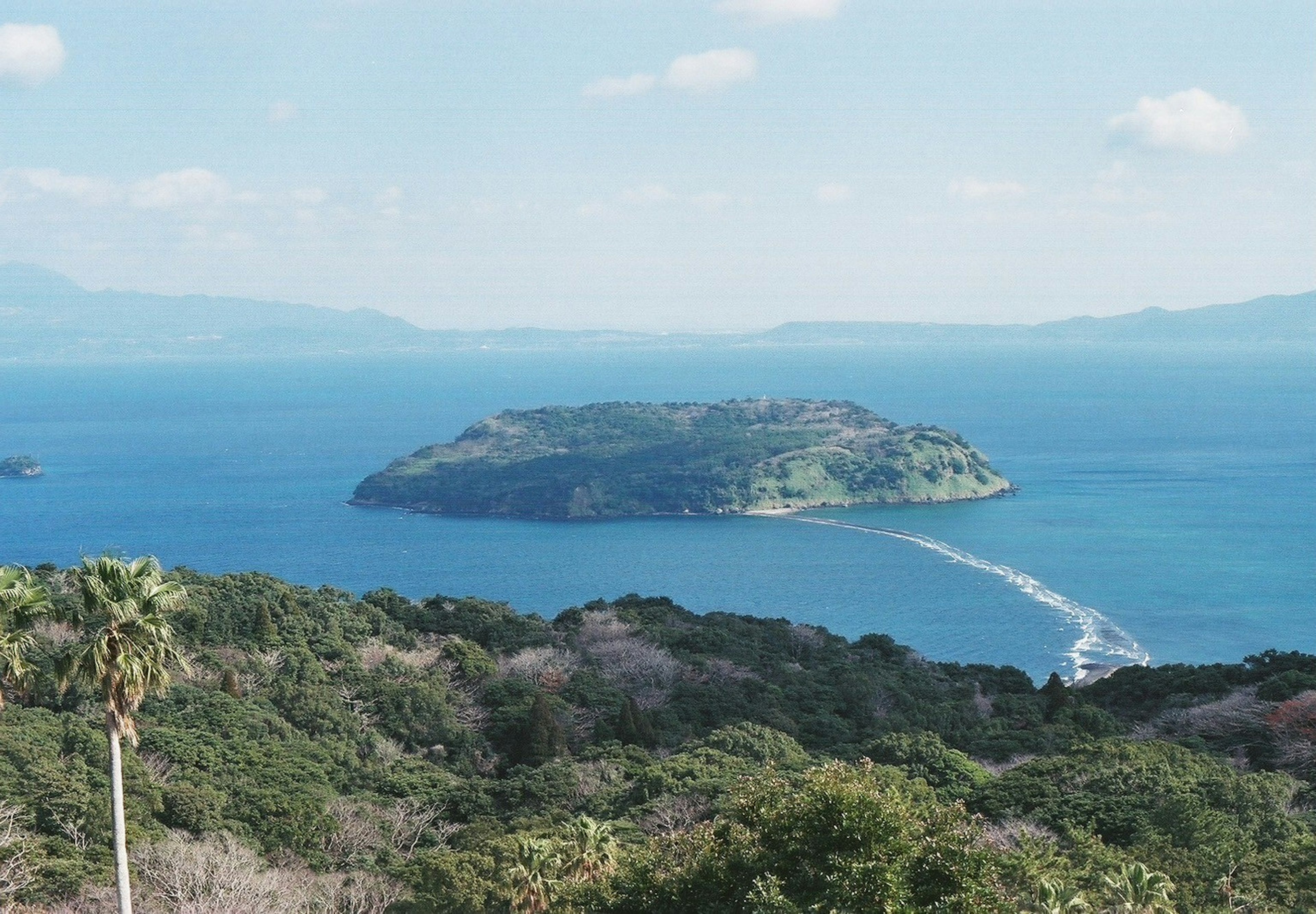 Vue panoramique d'une île verdoyante entourée par un océan bleu