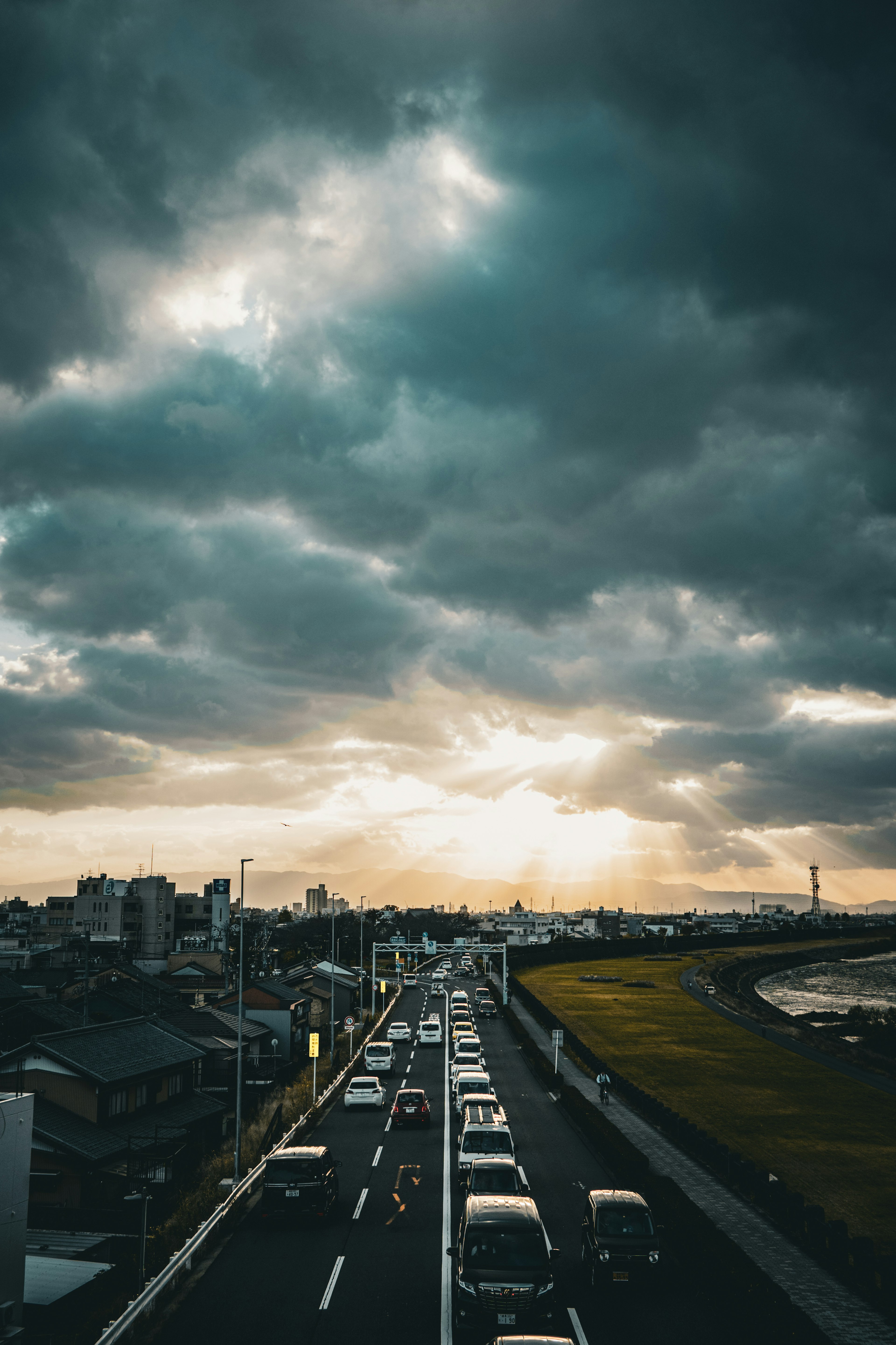 城市高速公路在戲劇性的落日雲下的交通