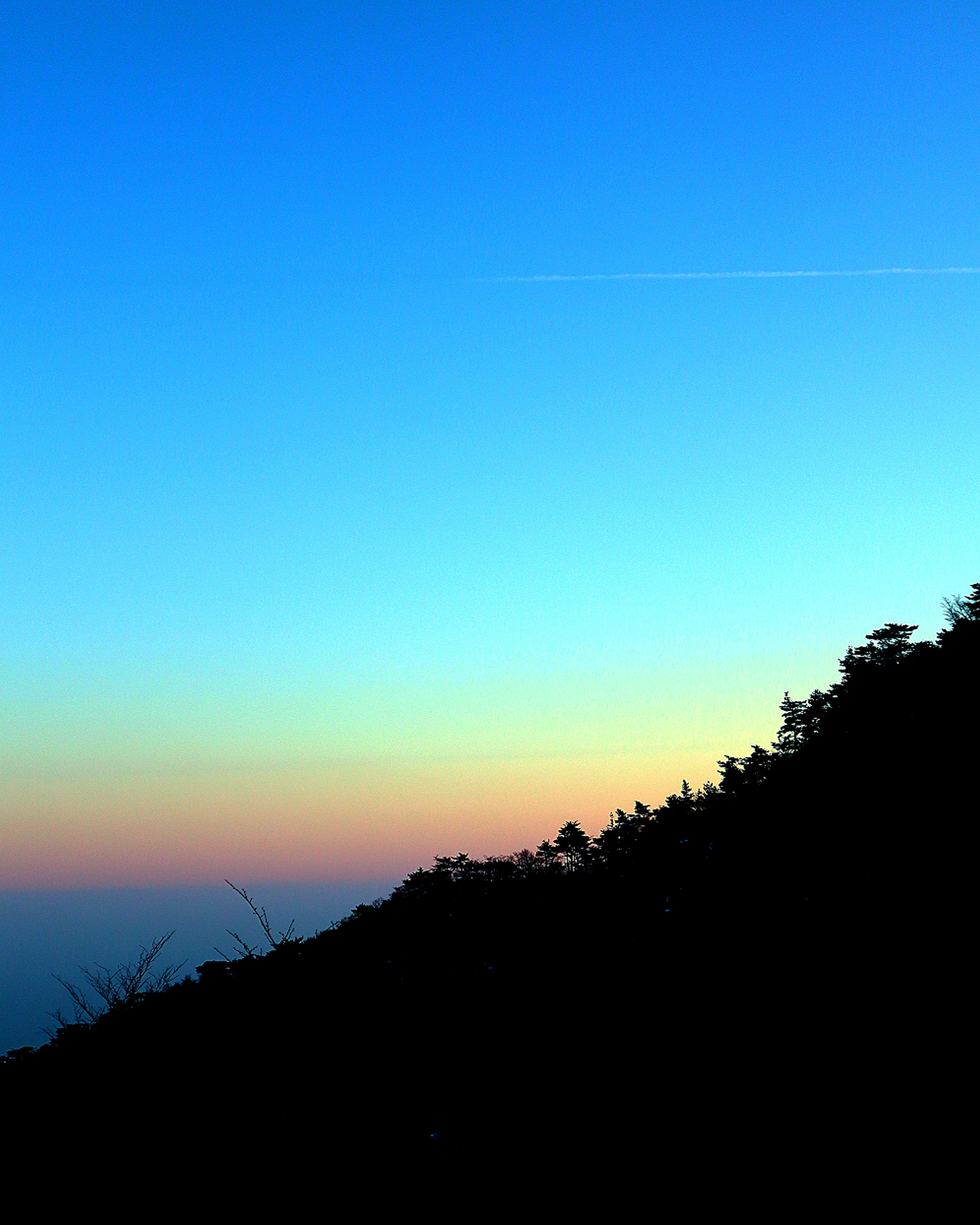 美しい青空とオレンジのグラデーションが広がる夕焼けの風景