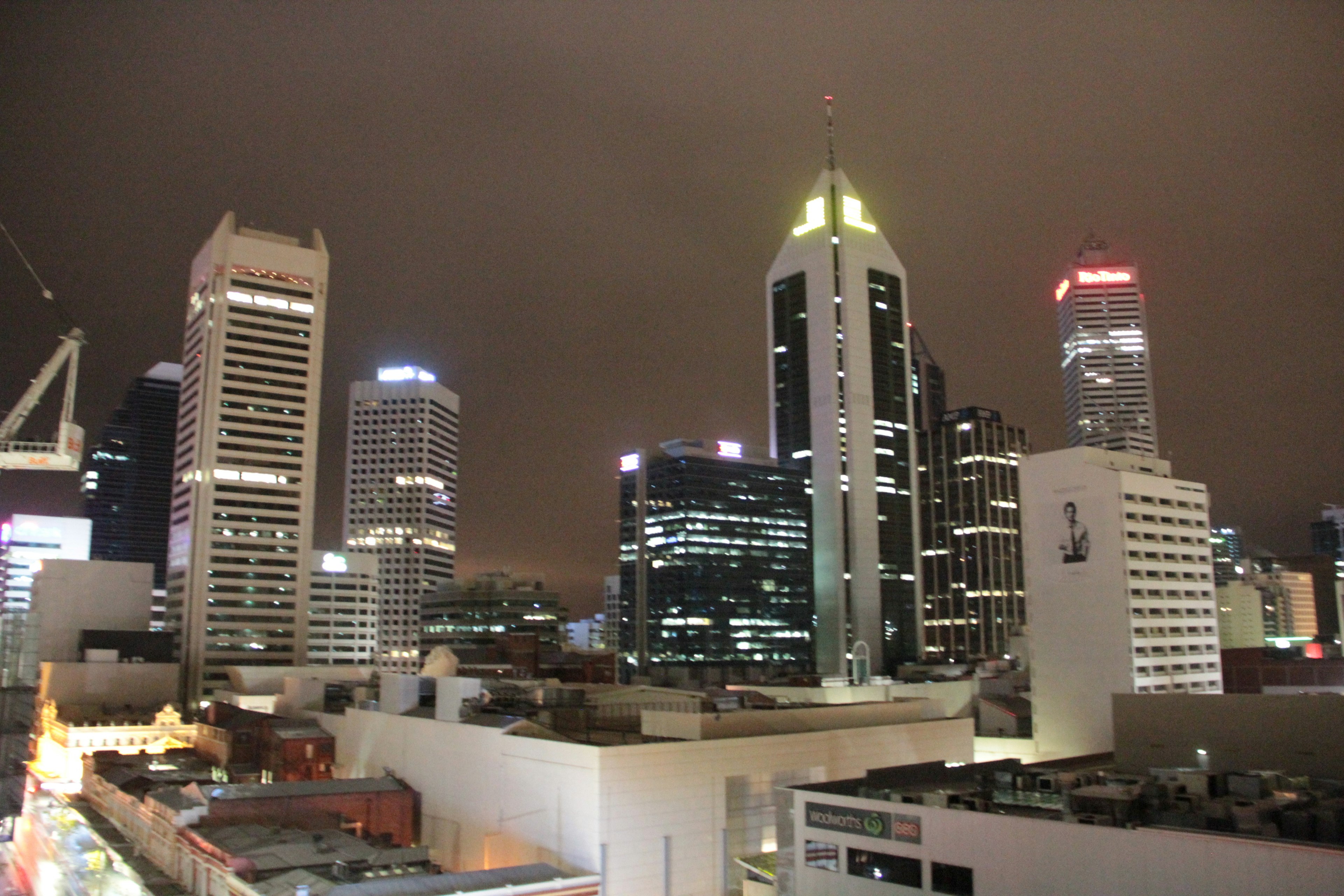 Nachtansicht der Skyline von Perth mit Wolkenkratzern und Wolken