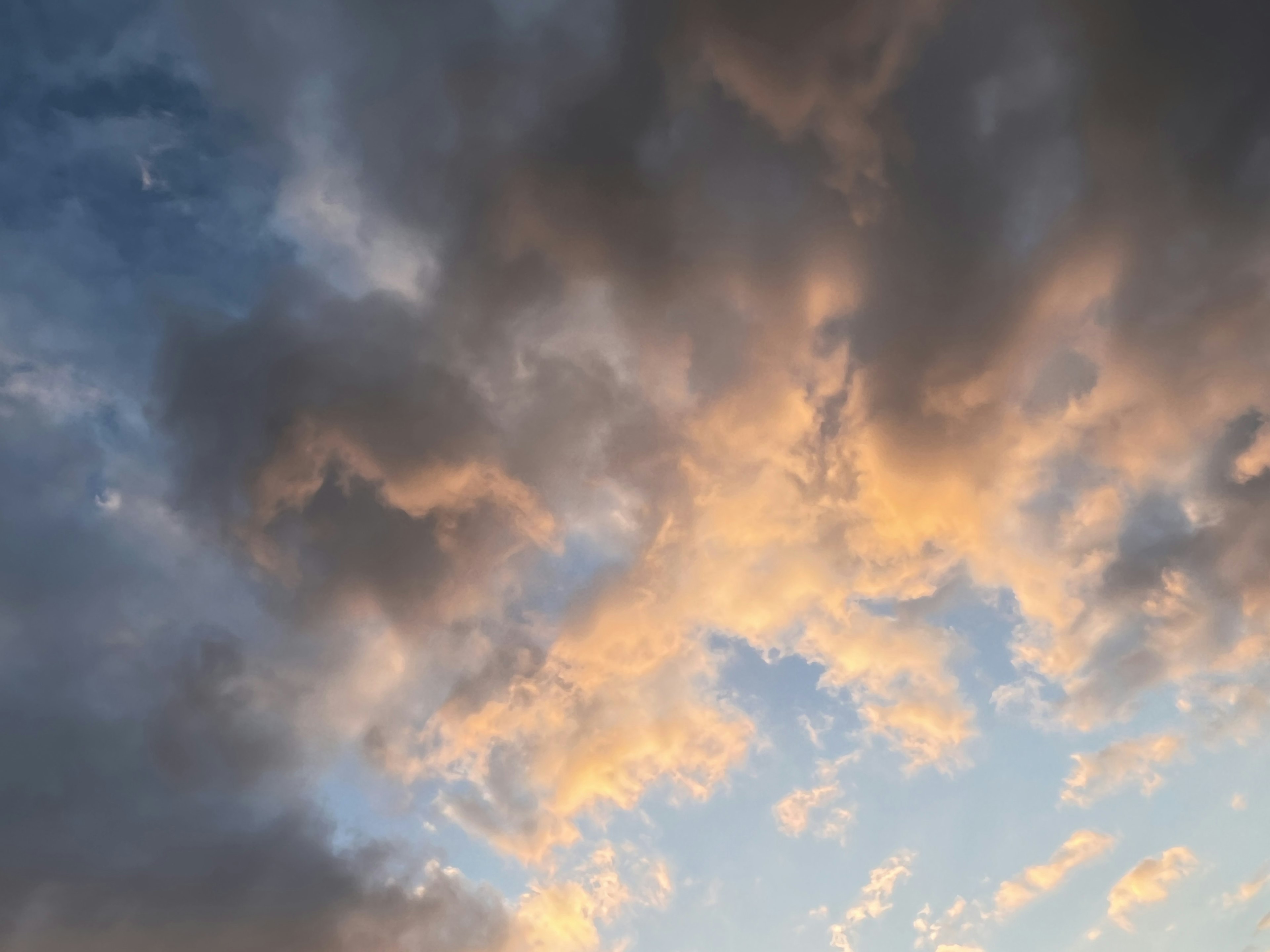 青空とオレンジの雲の風景