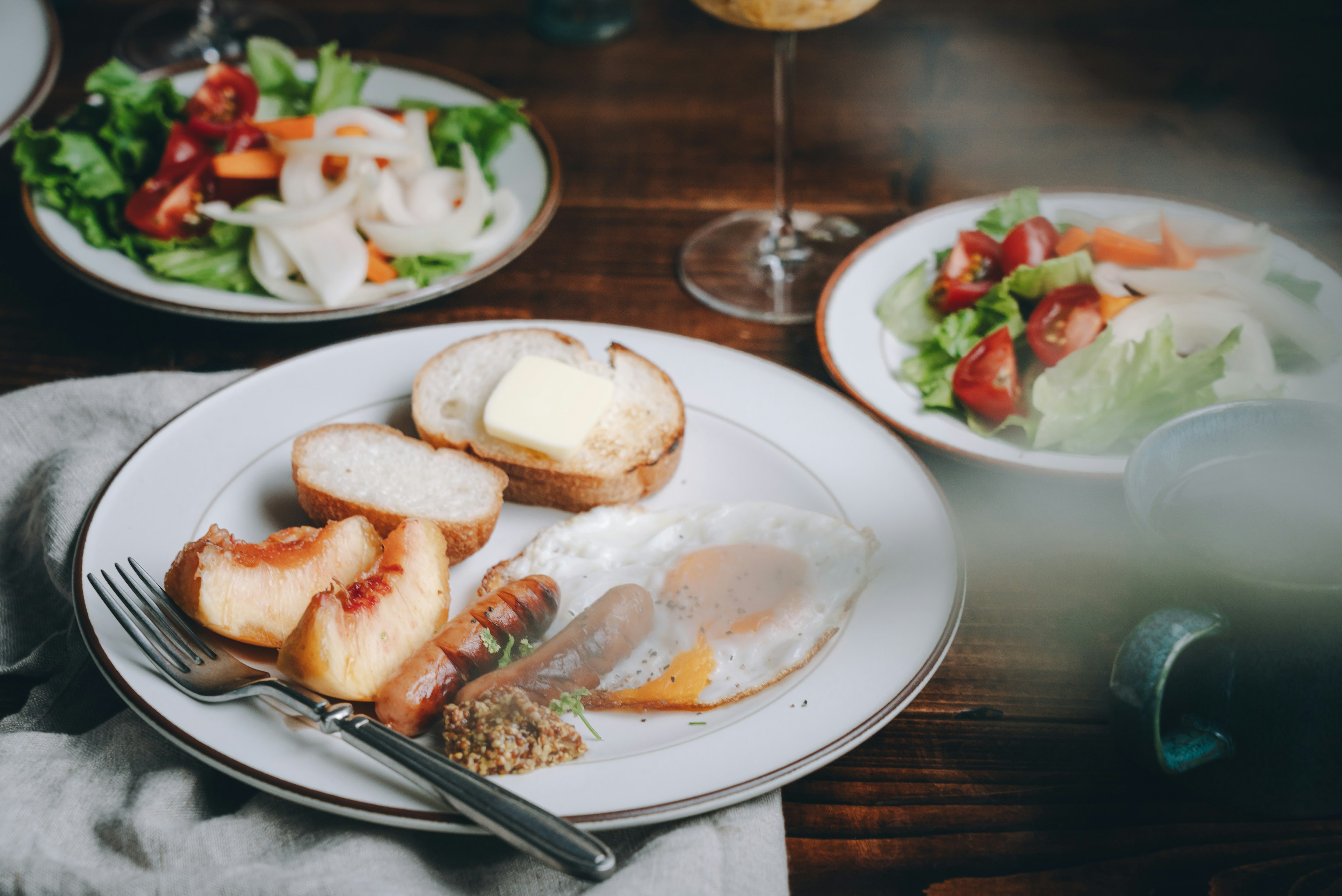 Una comida hermosa con ensaladas frescas e ingredientes en una mesa