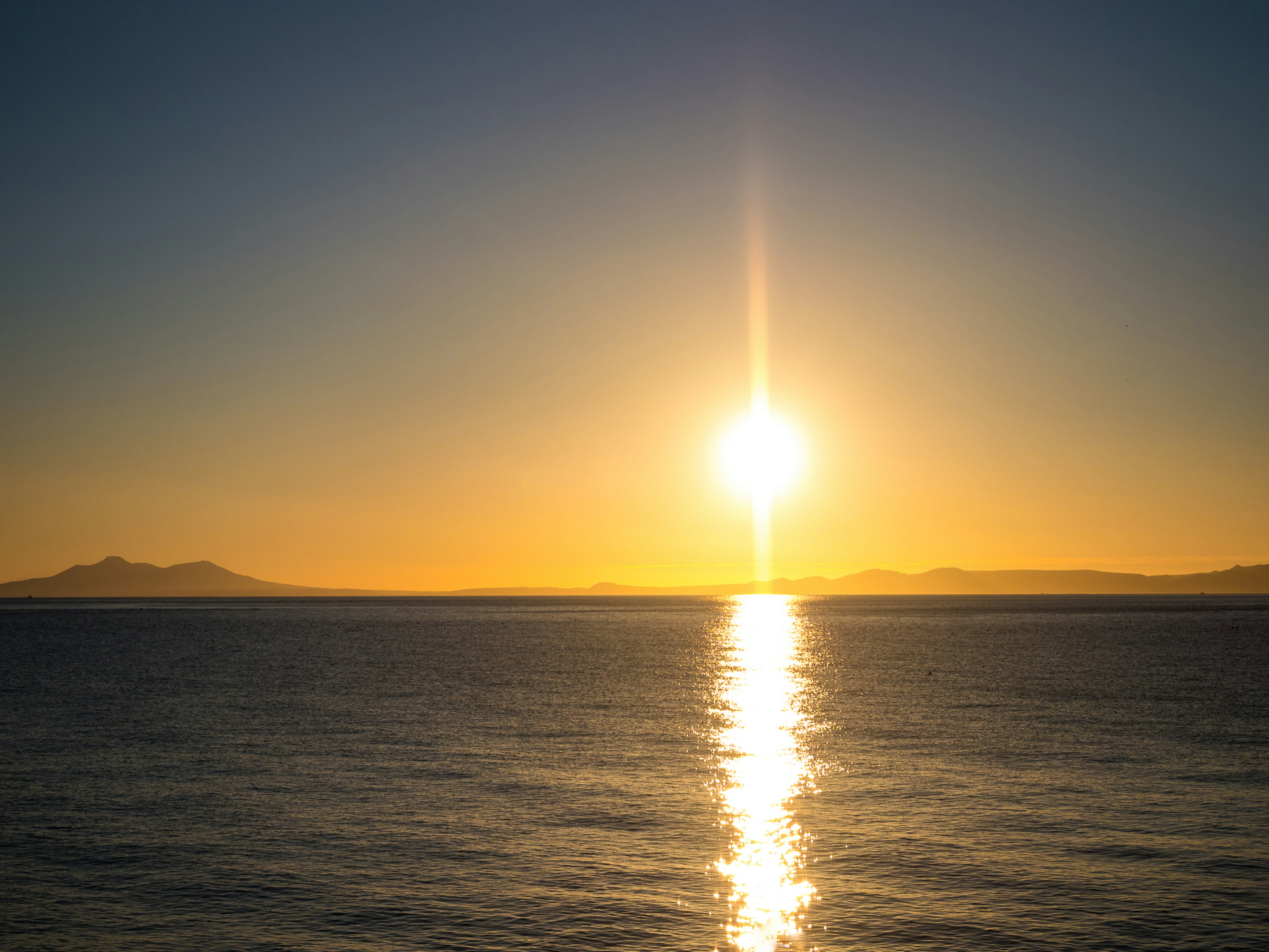 Bellissimo tramonto sull'oceano con riflessi