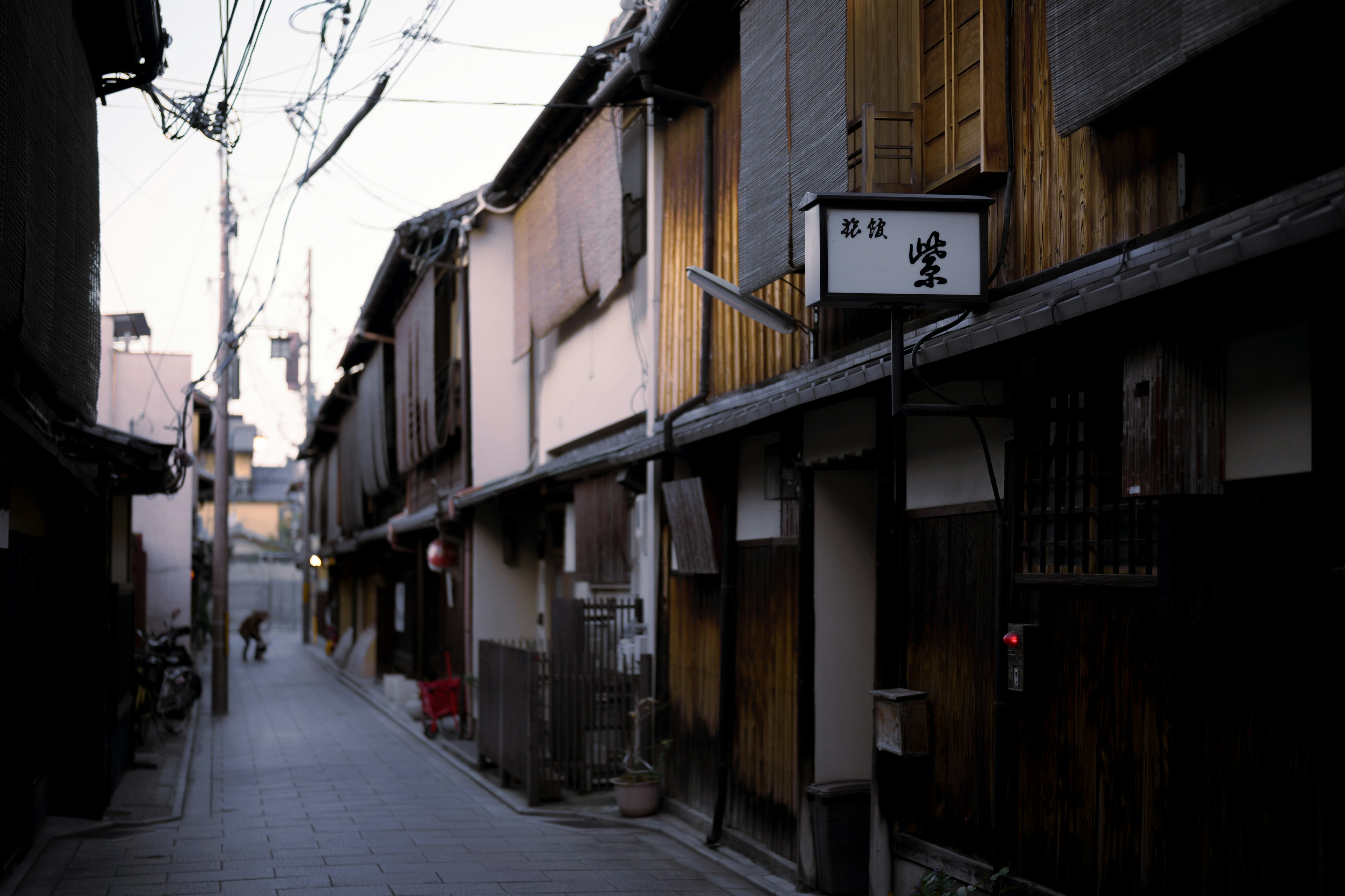 Callejón estrecho con casas de madera tradicionales