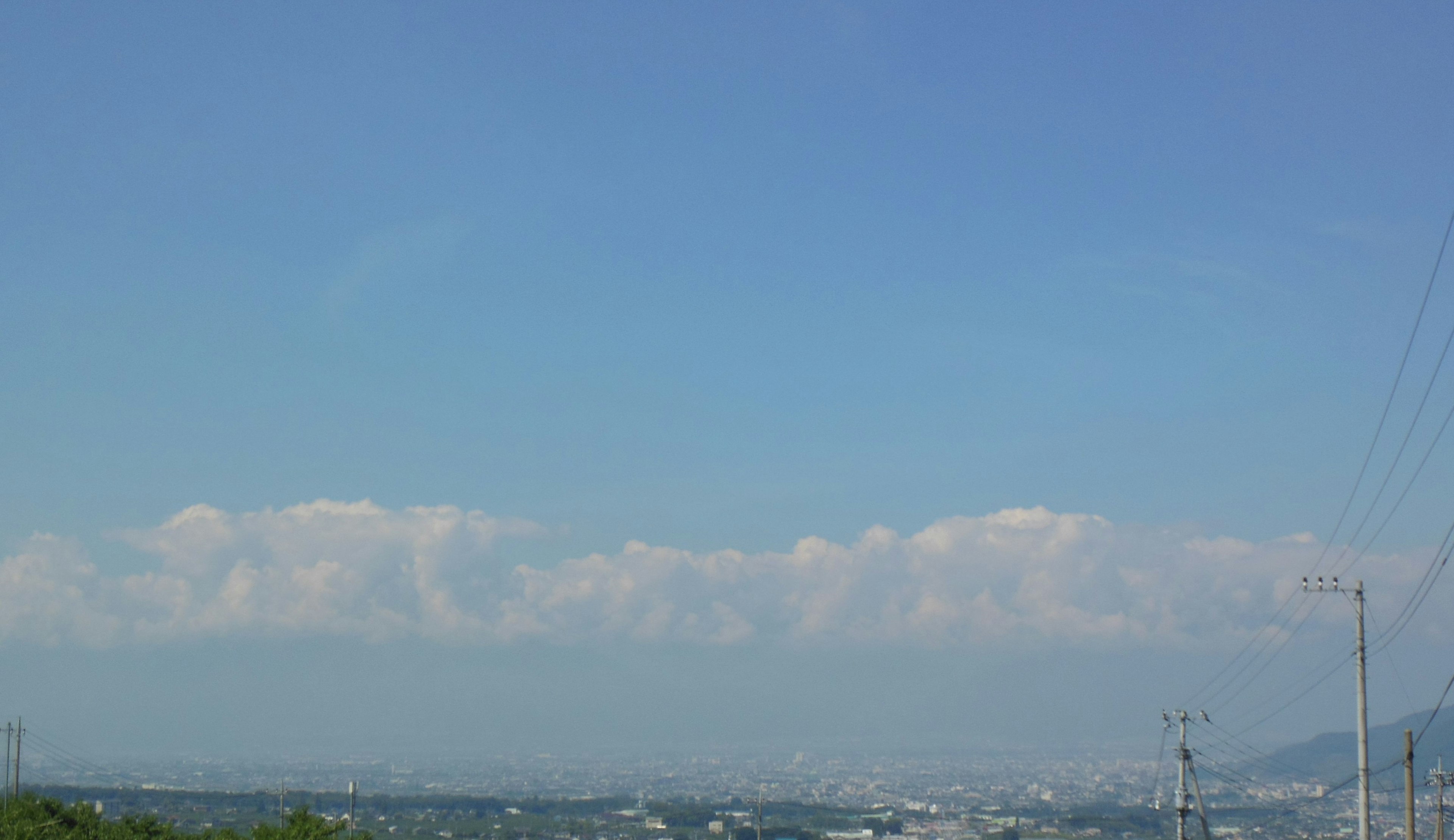 青い空と白い雲の広がる風景