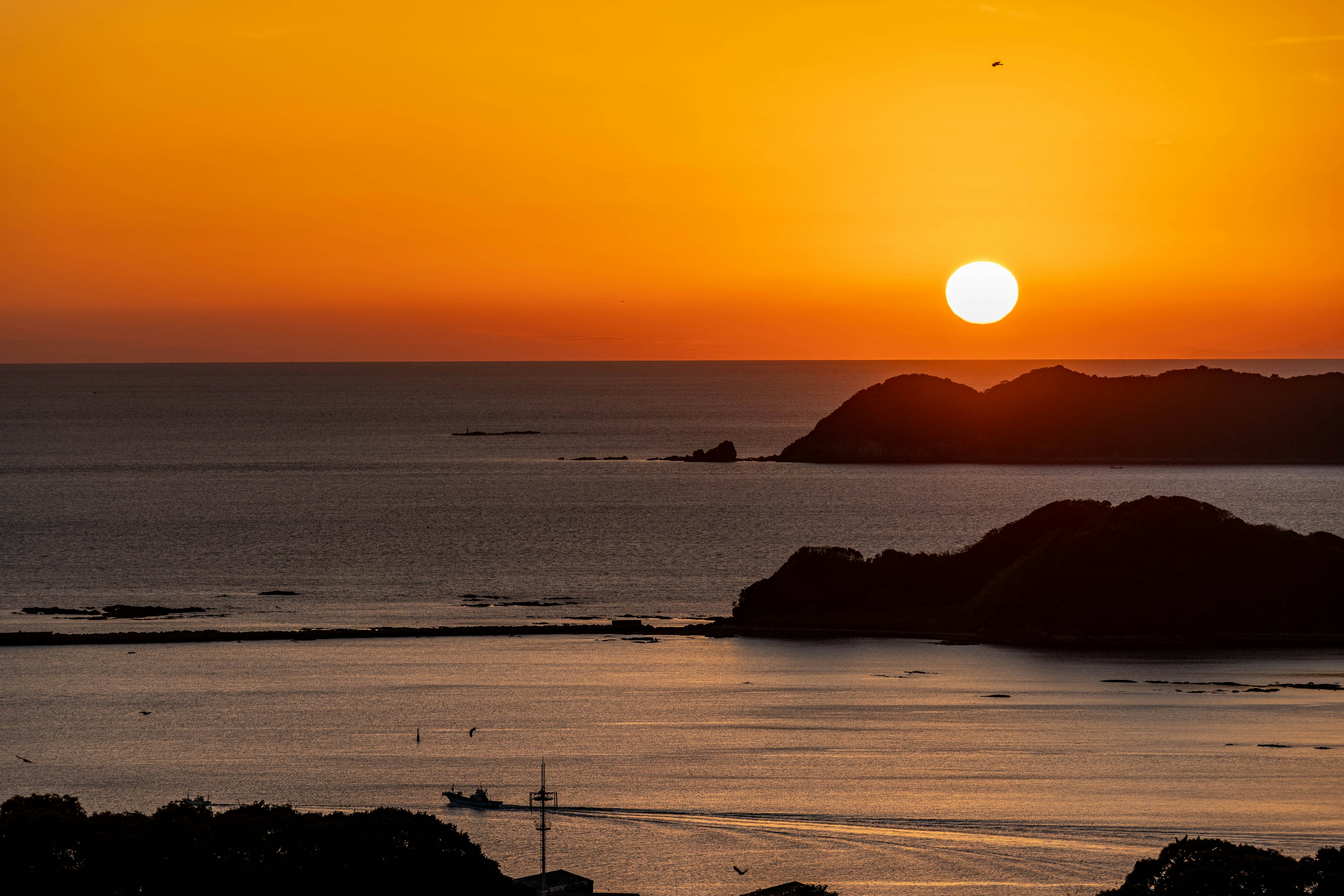 Bellissimo tramonto sull'oceano con cielo arancione e acqua calma