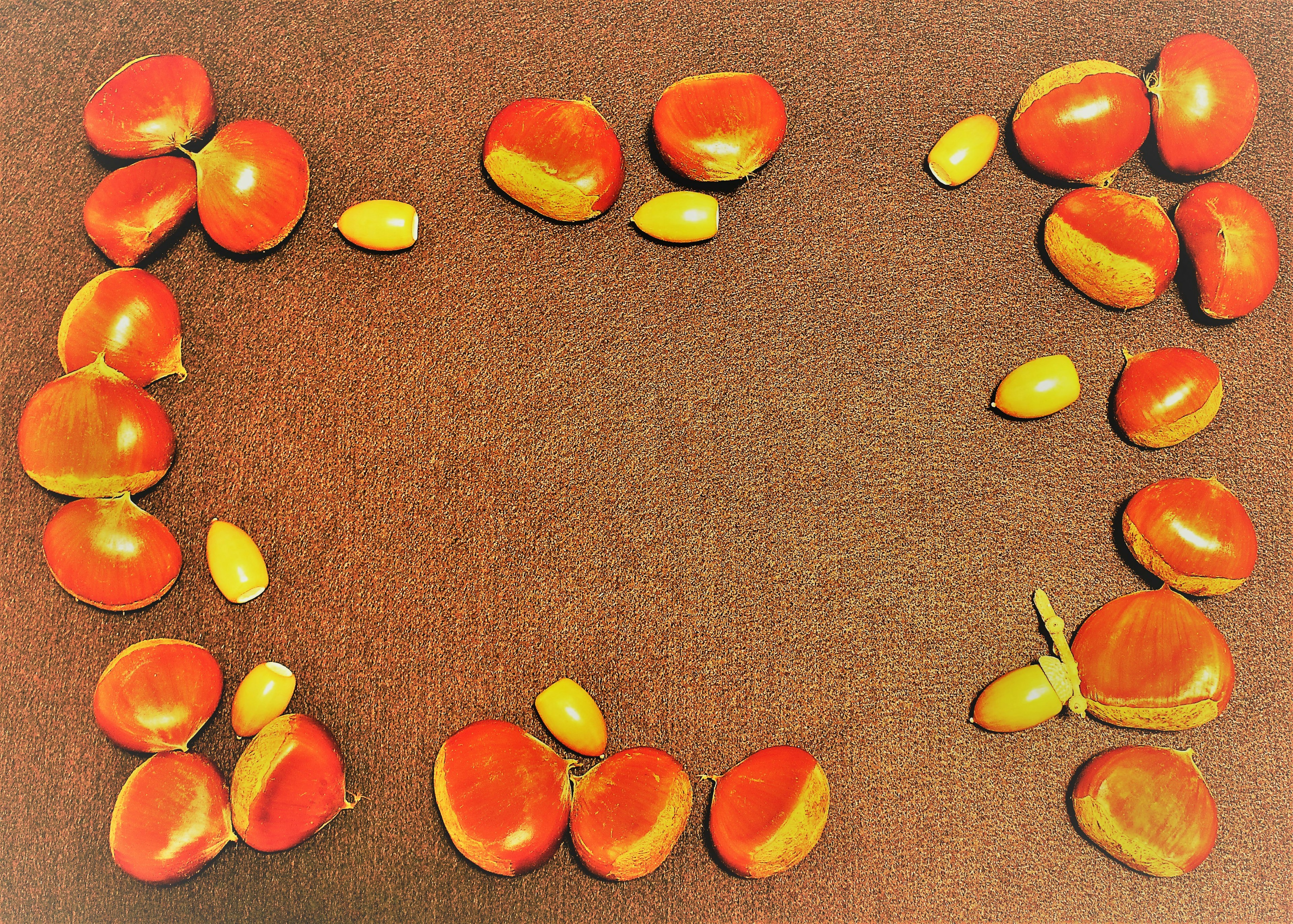 Une disposition de fruits rouges et de graines jaunes sur une surface brune