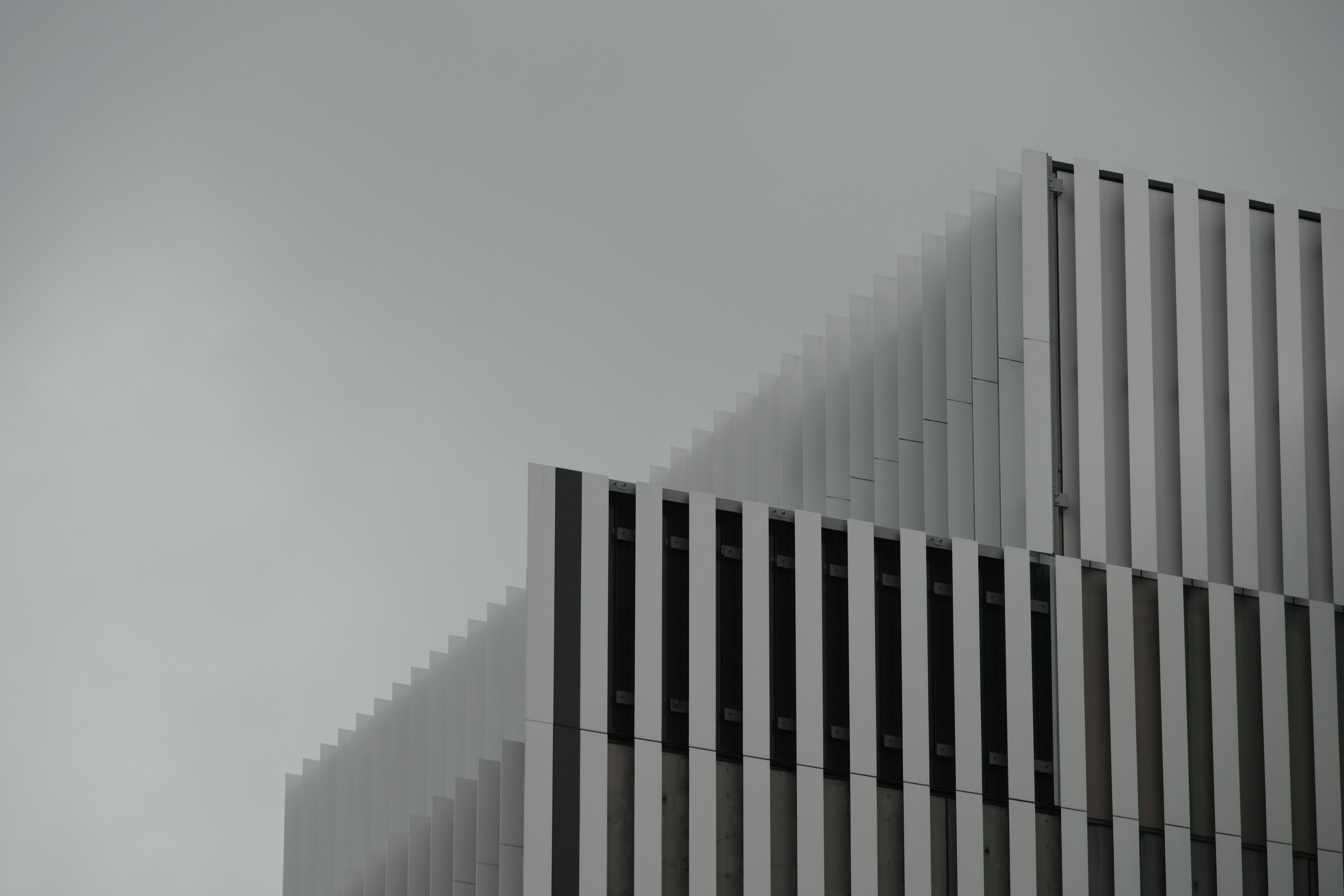 Estructura moderna de un edificio bajo un cielo gris