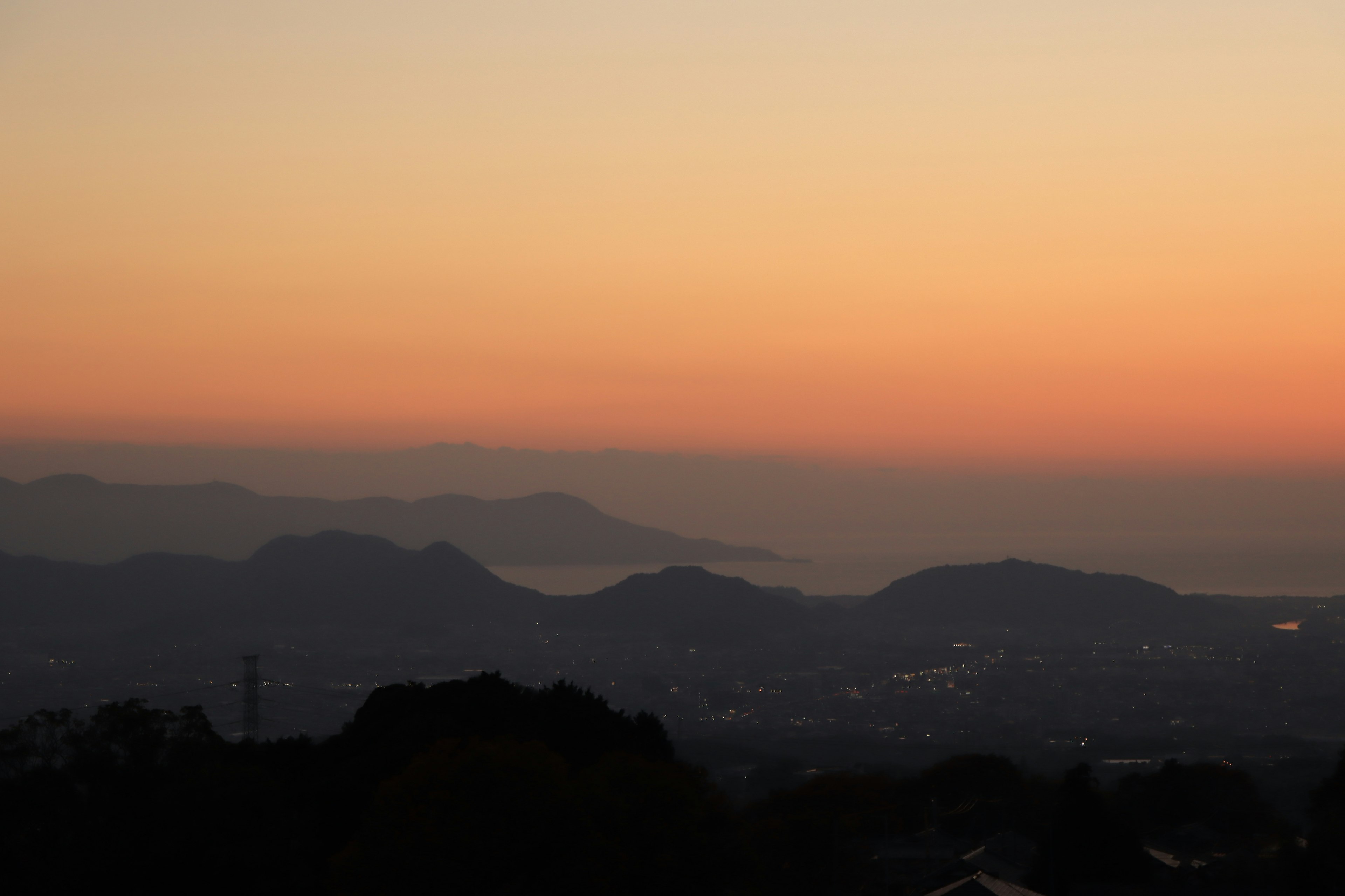 Vista del atardecer con siluetas de montañas