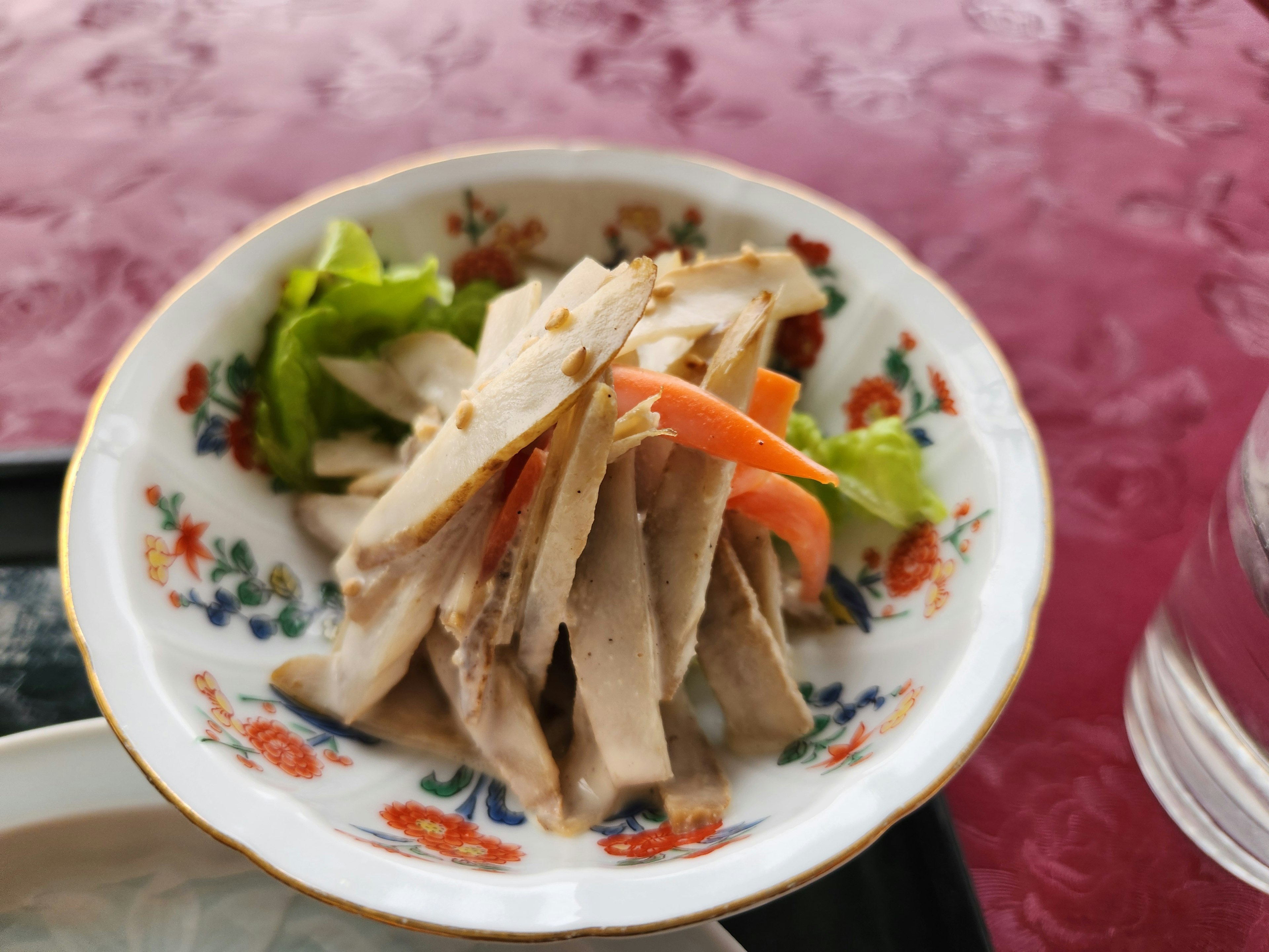 Un plato de ensalada de pollo en rodajas y verduras