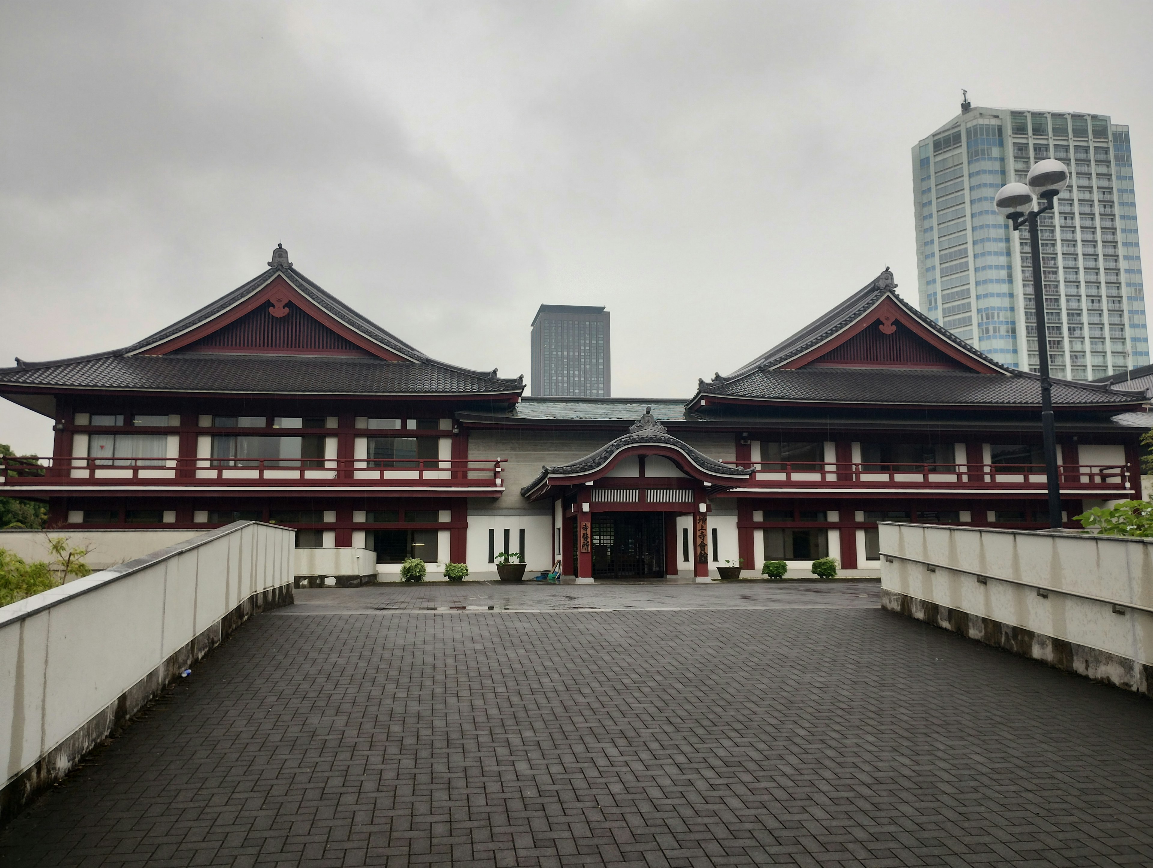 Traditionelle japanische Architektur im Vordergrund mit einem modernen Wolkenkratzer im Hintergrund