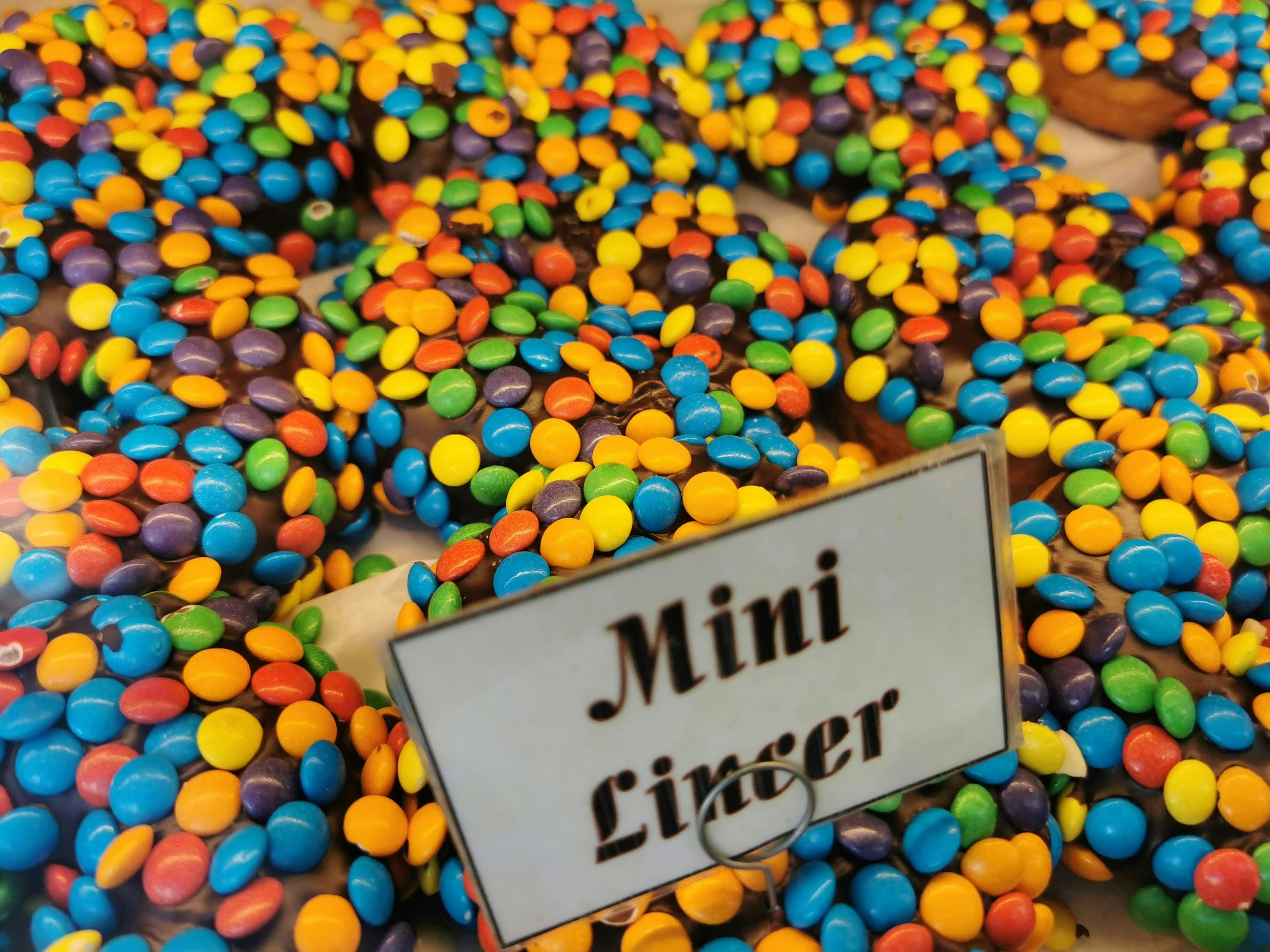 Imagen de galletas Mini Linzer cubiertas con caramelos de chocolate coloridos