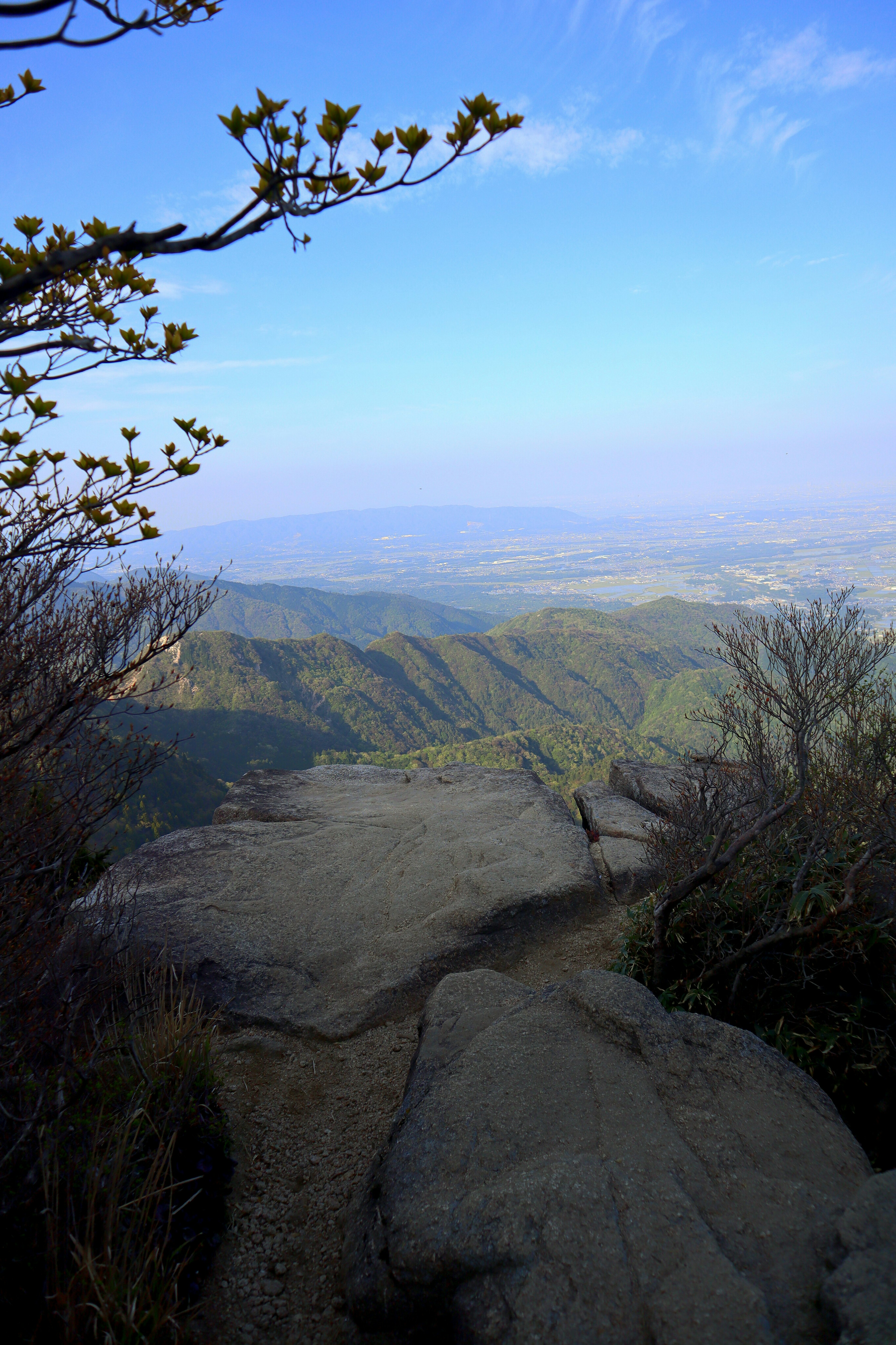 Vista escénica desde la cima de una montaña con cielo azul claro