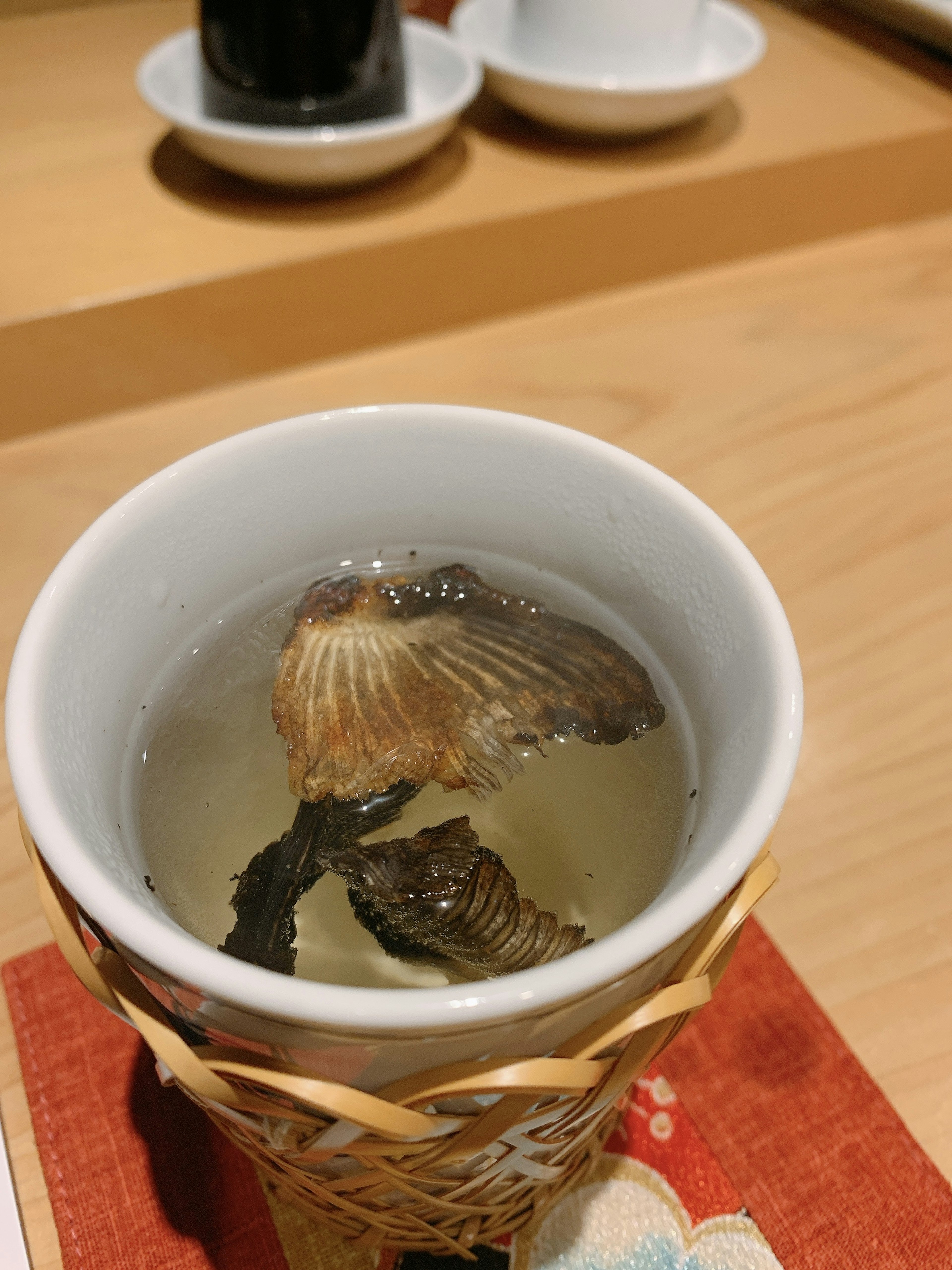 Una taza de té con hongos secos visibles dentro